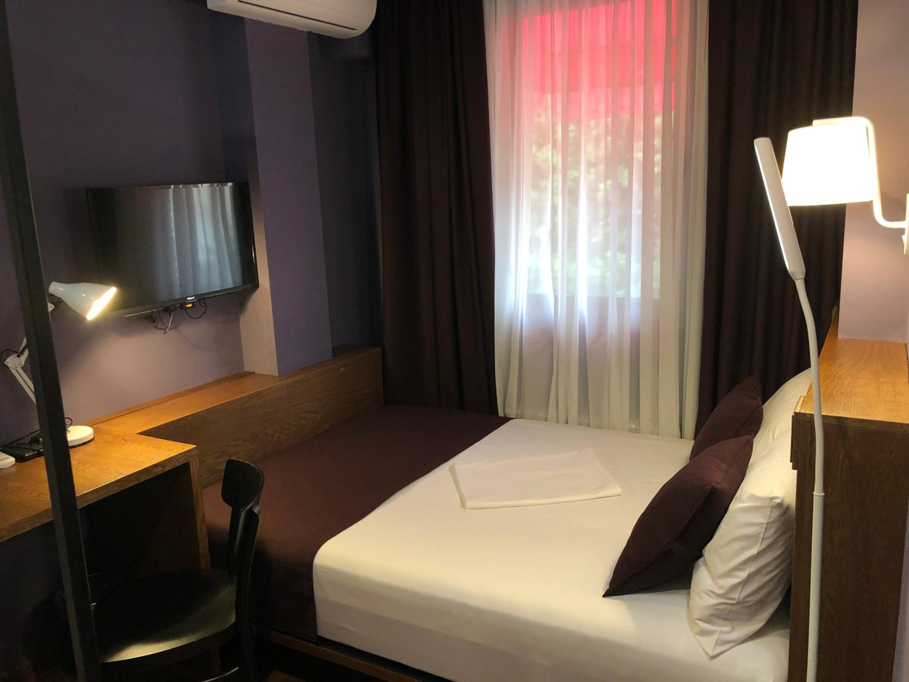 Small Double Room - Photo 12
