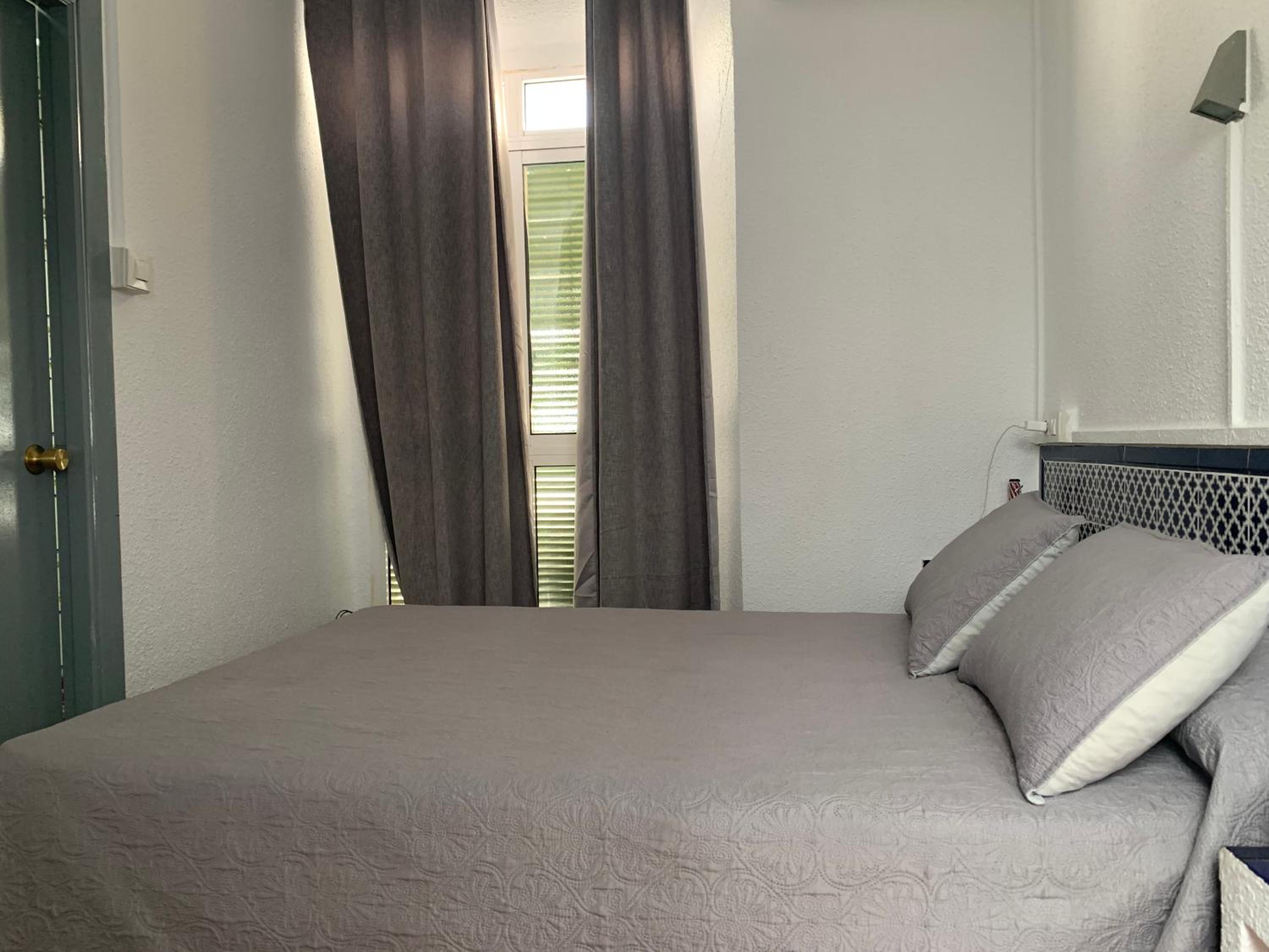 Double Room with Private Bathroom - Photo 8