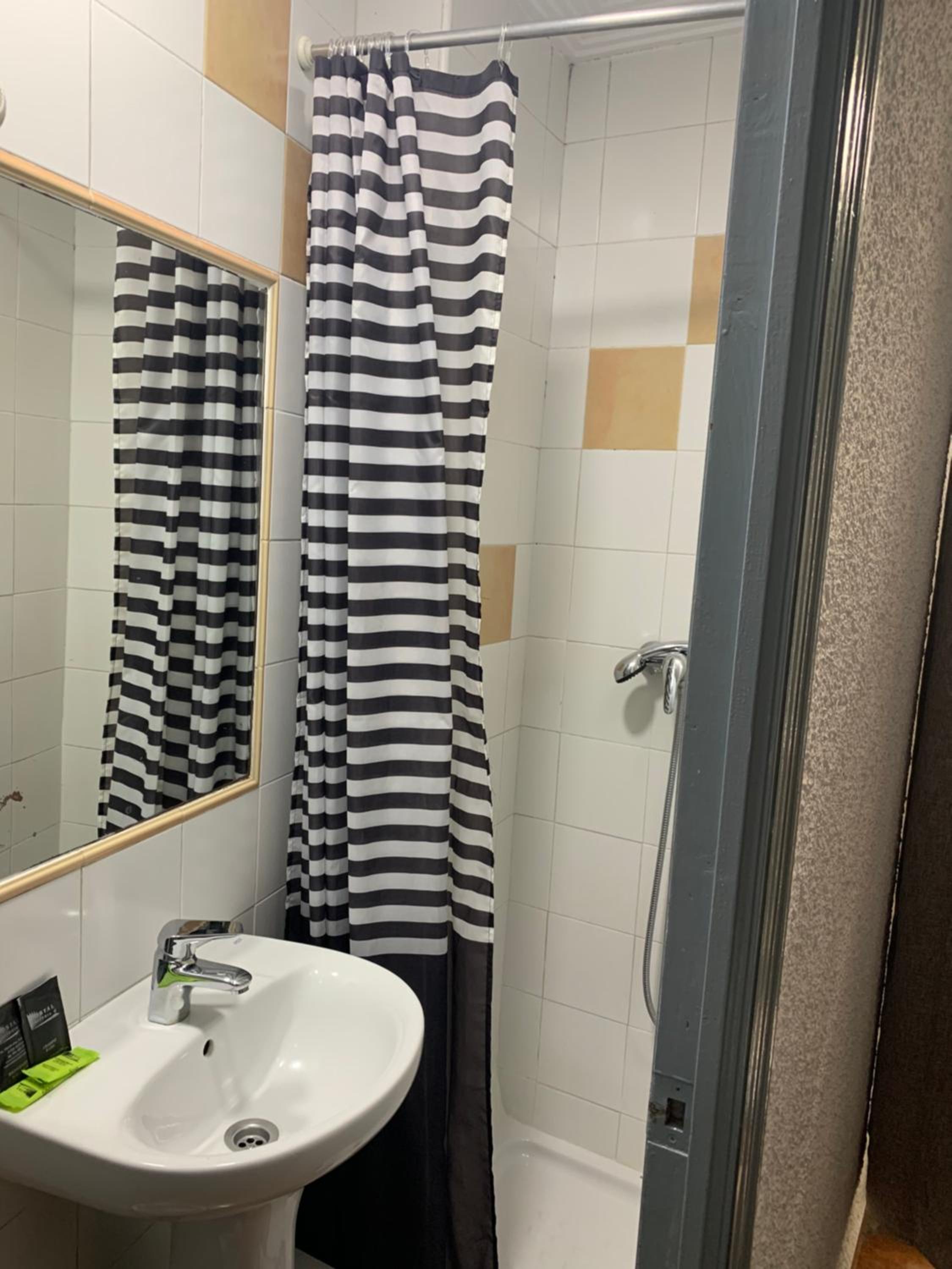 Double Room with Private Bathroom - Photo 7