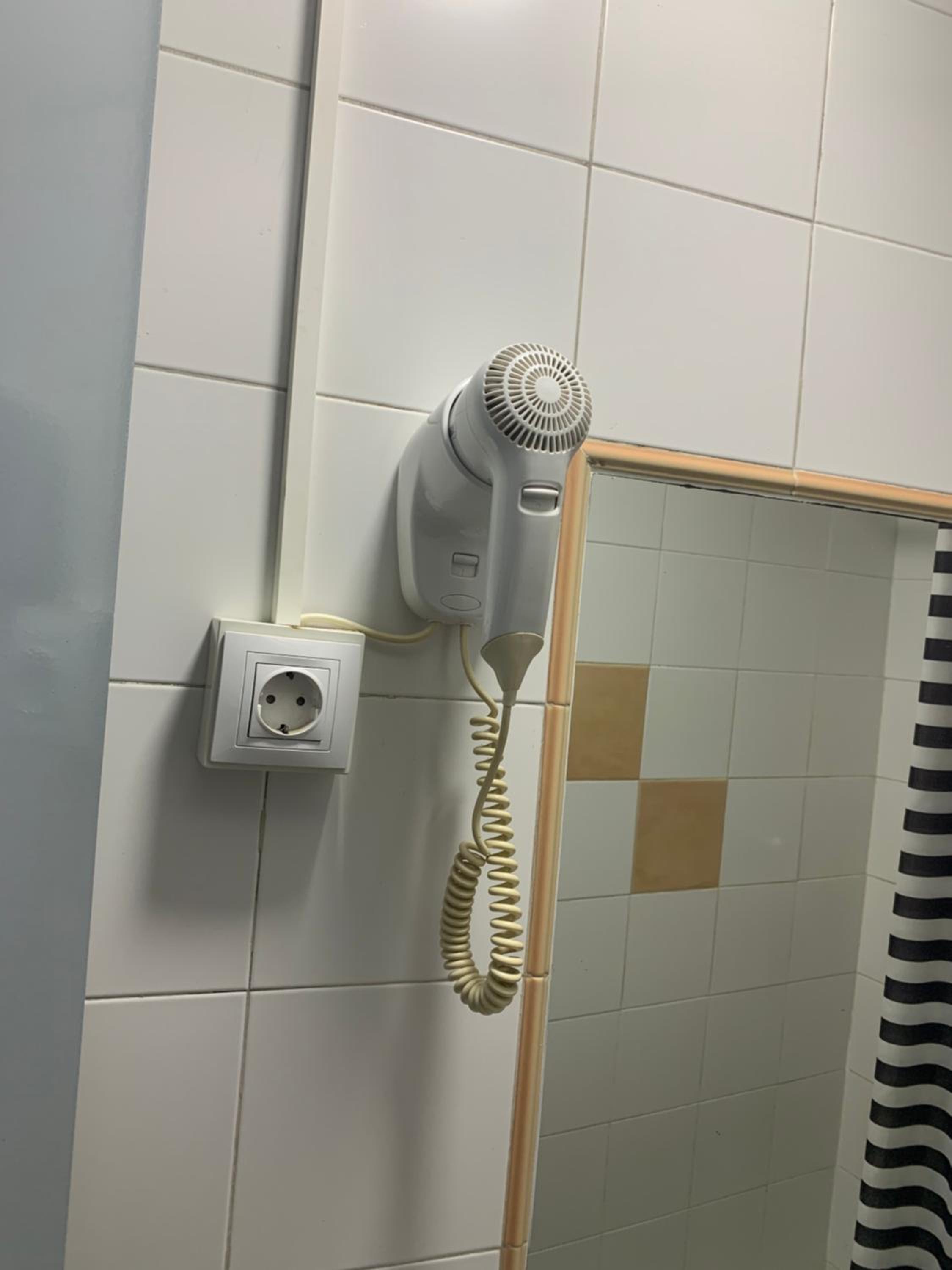 Double Room with Private Bathroom - Photo 32