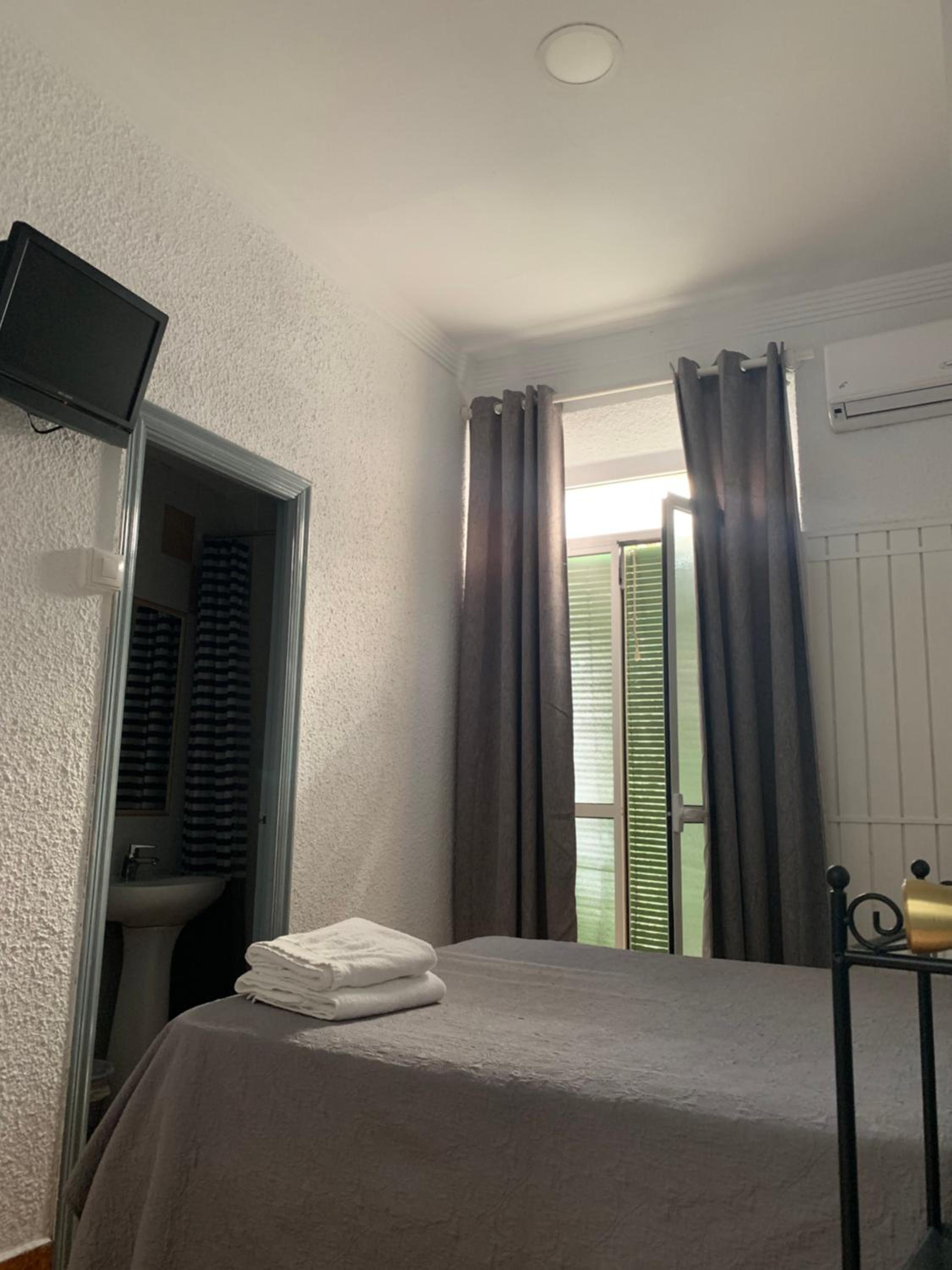 Double Room with Private Bathroom - Photo 30