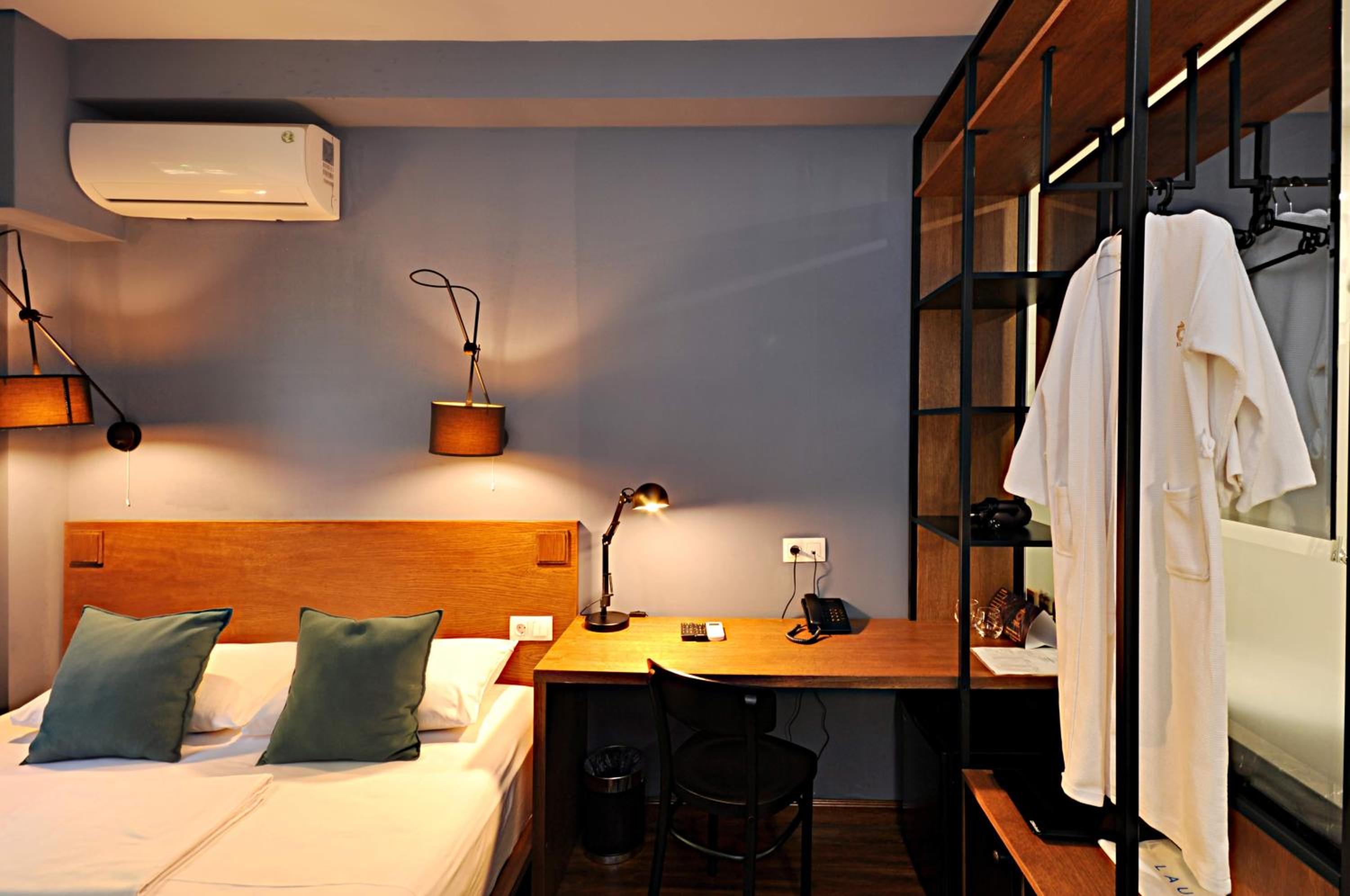 Standard Double Room - Photo 13