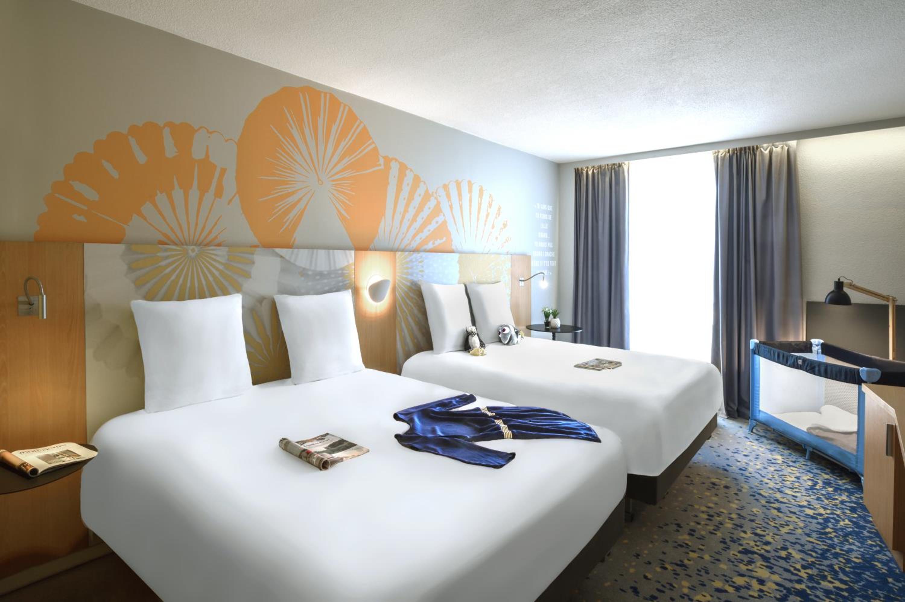 Classic Double Room with Two Double Beds - Photo 6