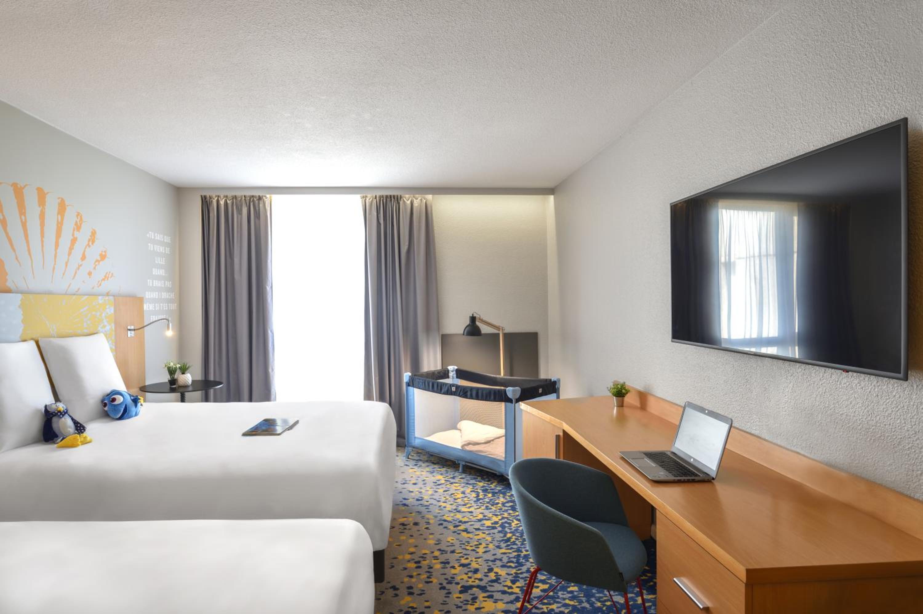 Classic Double Room with Two Double Beds - Photo 9