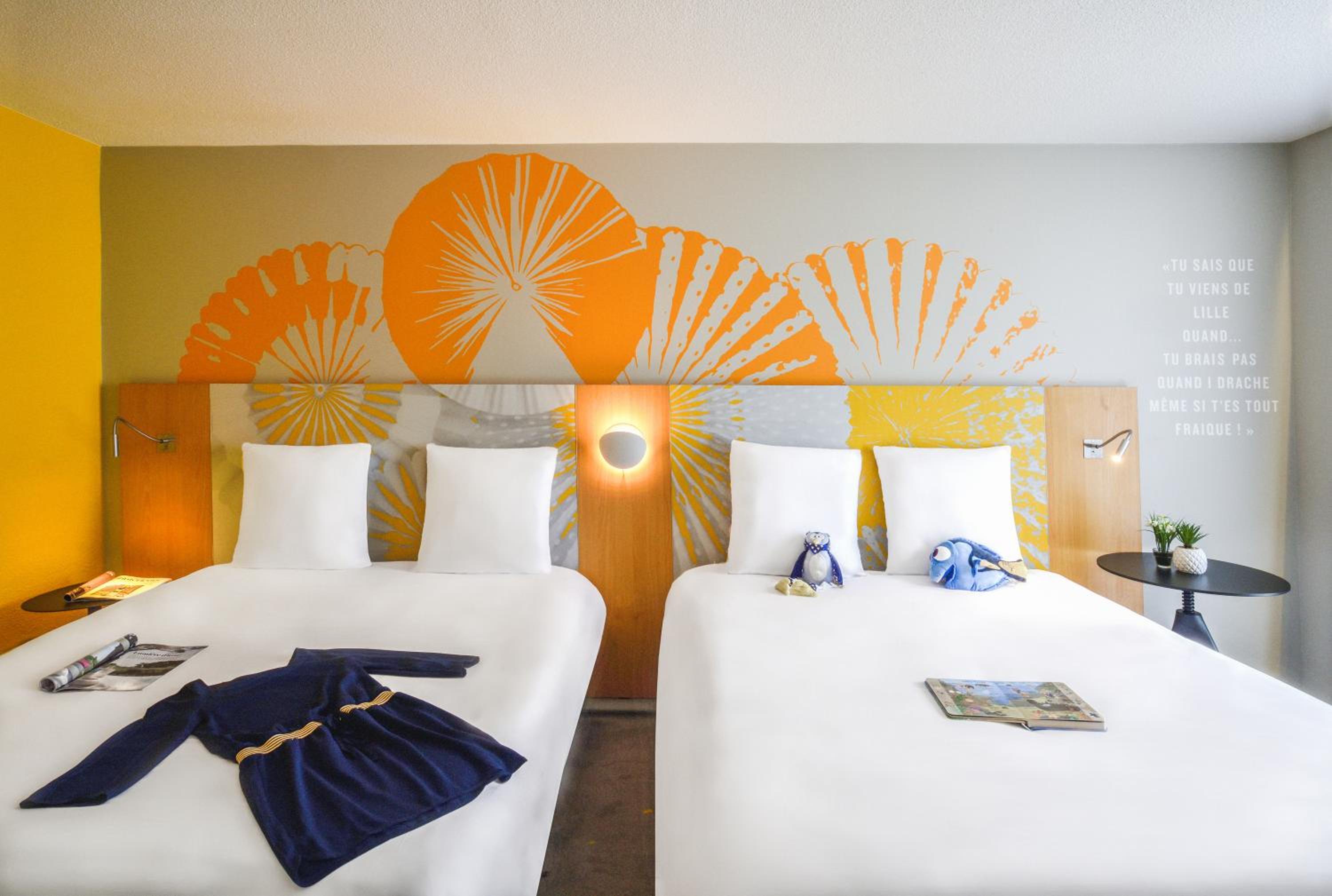 Classic Double Room with Two Double Beds - Photo 8