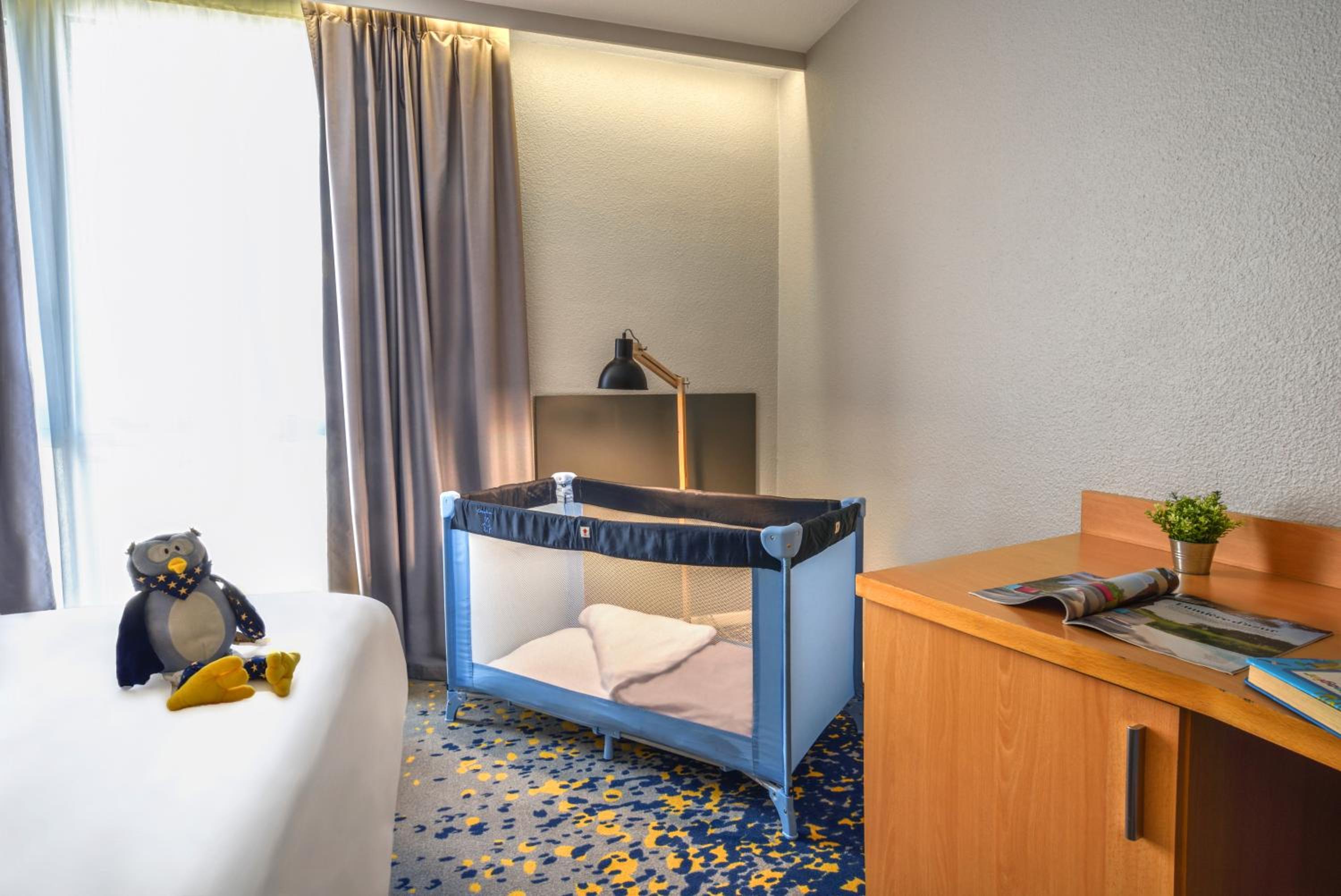 Classic Double Room with Two Double Beds - Photo 7