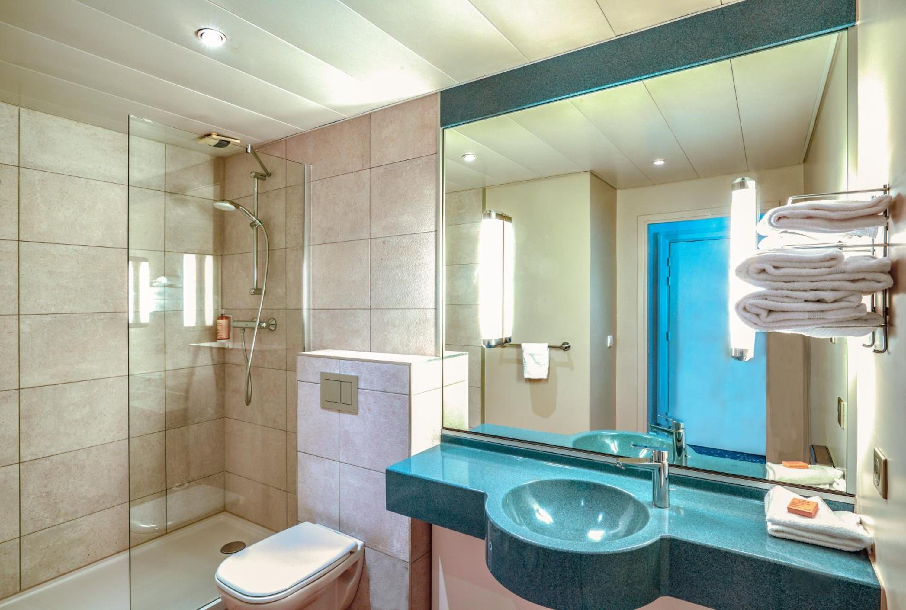 Classic Double Room with Two Double Beds - Photo 10