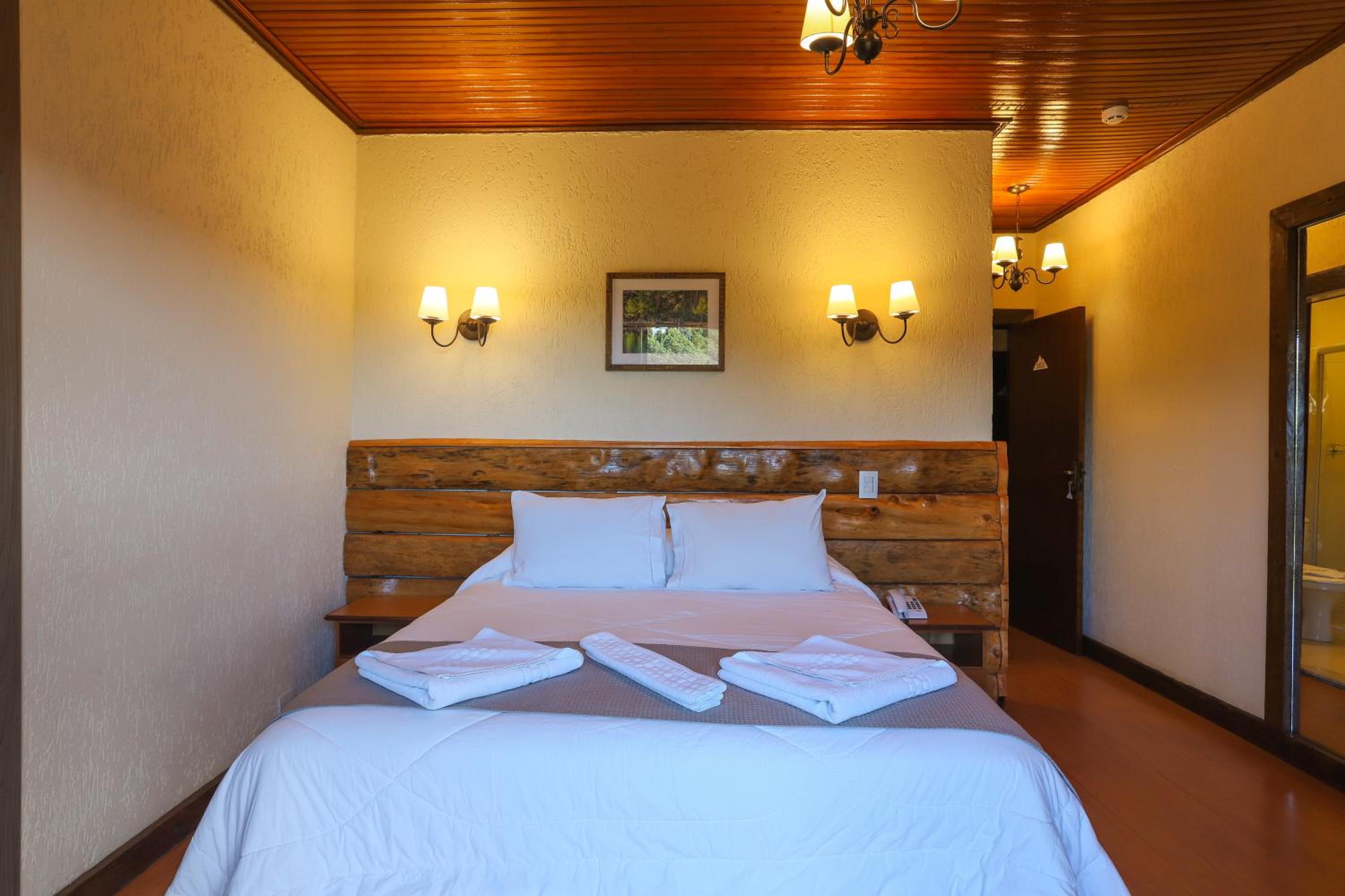 Deluxe Room with Balcony thumbnail 5