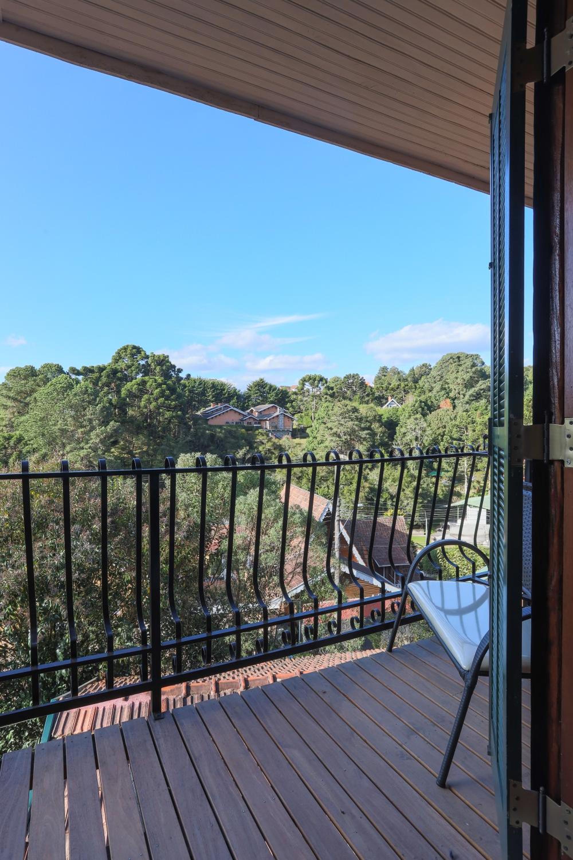 Deluxe Room with Balcony thumbnail 6