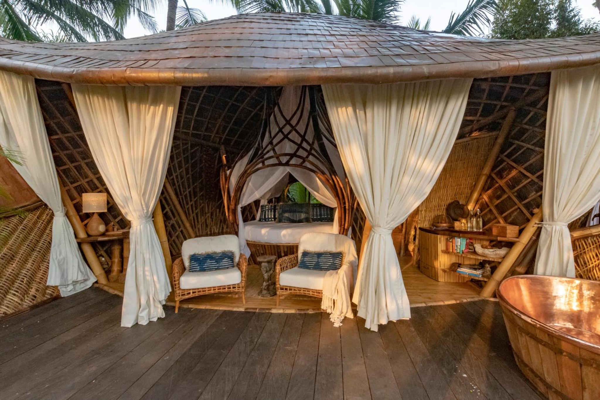 Treehouse  Wooden Villa  with Bathtub and Garden View  - Photo 2