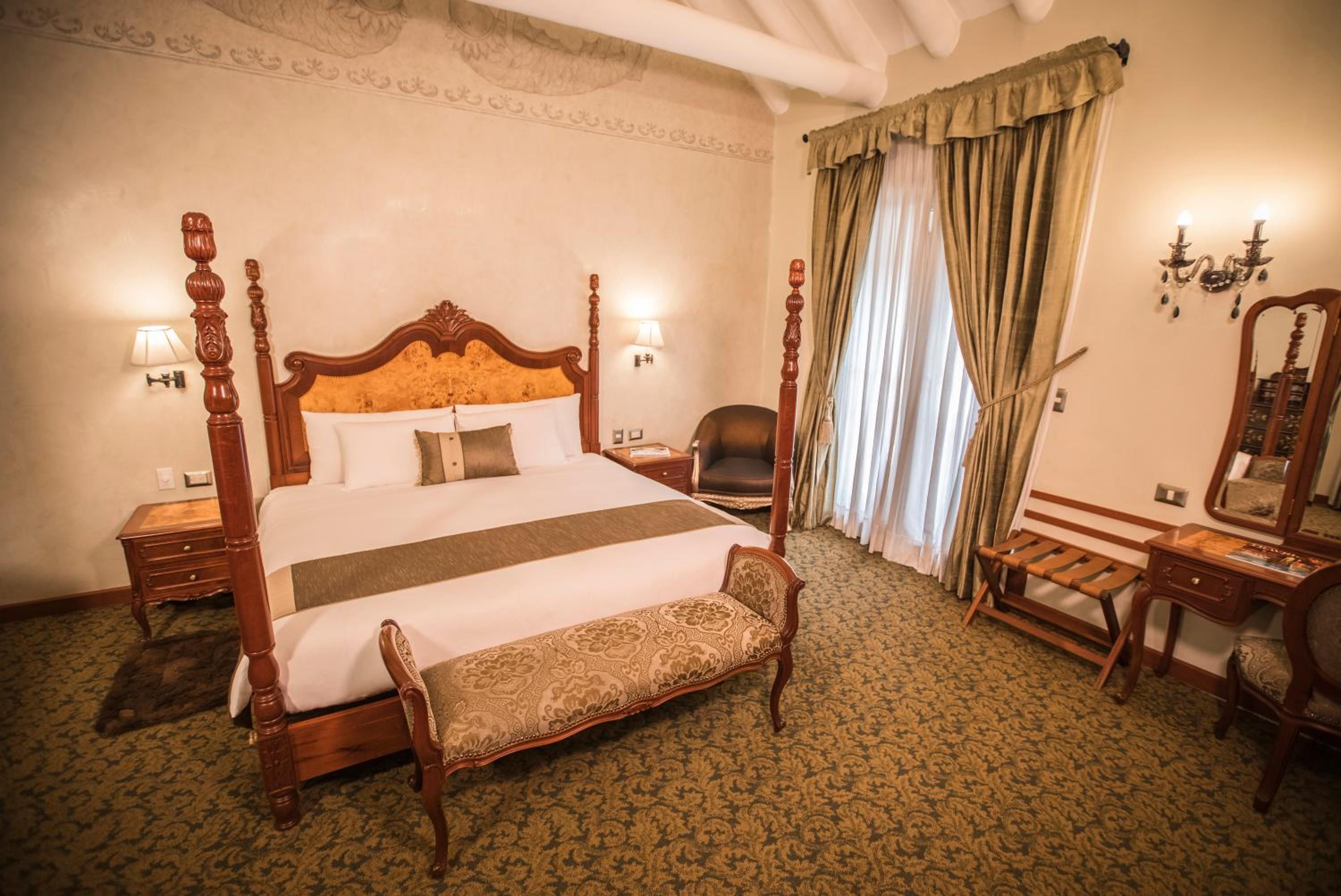Suite with Balcony and Street View - 1 King Bed - Photo 2
