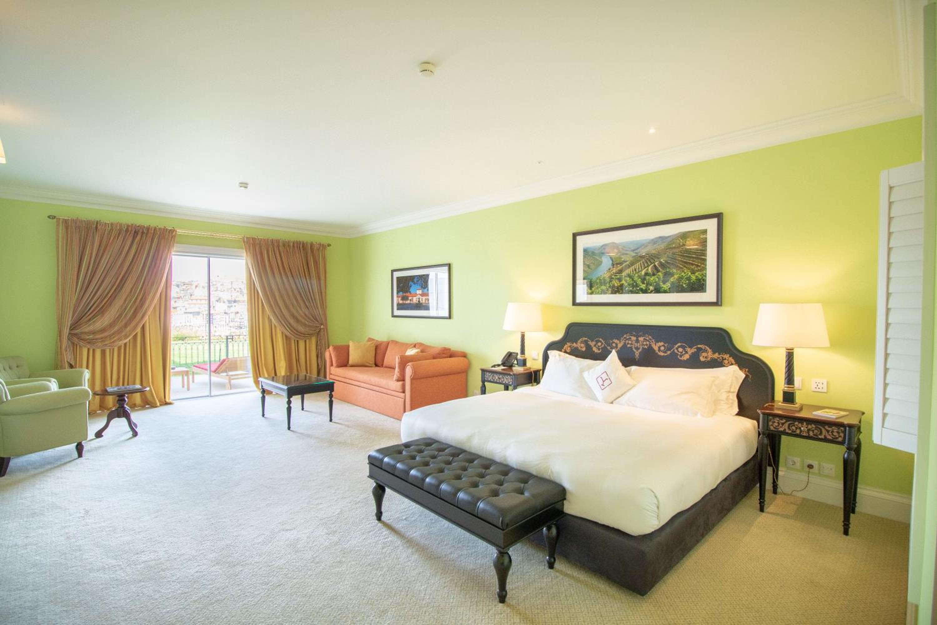 Suite - Photo 1