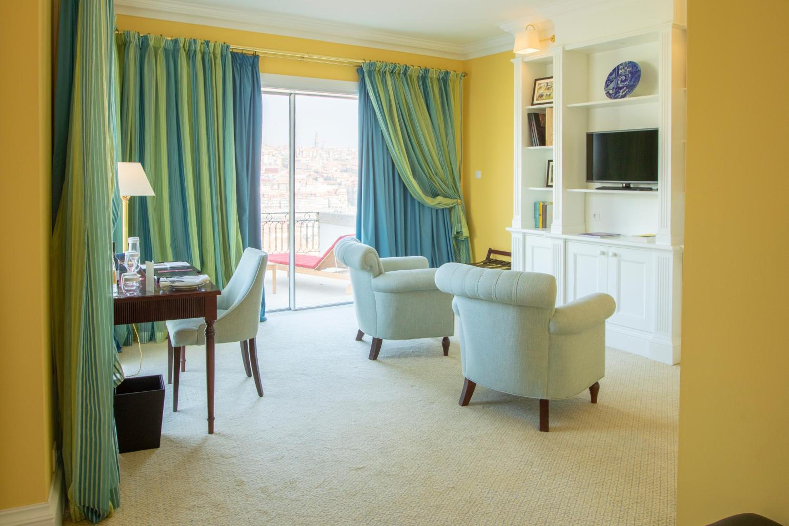 Deluxe Suite with Panoramic River View - Photo 12