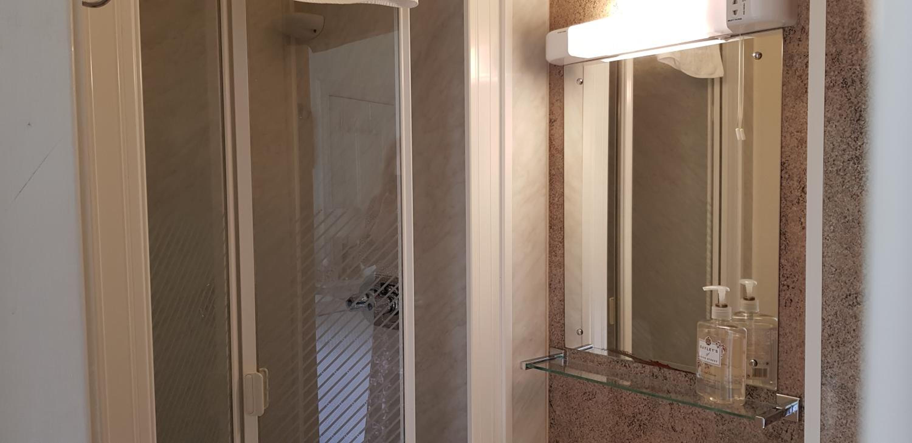 Twin Room with Shower photo 2