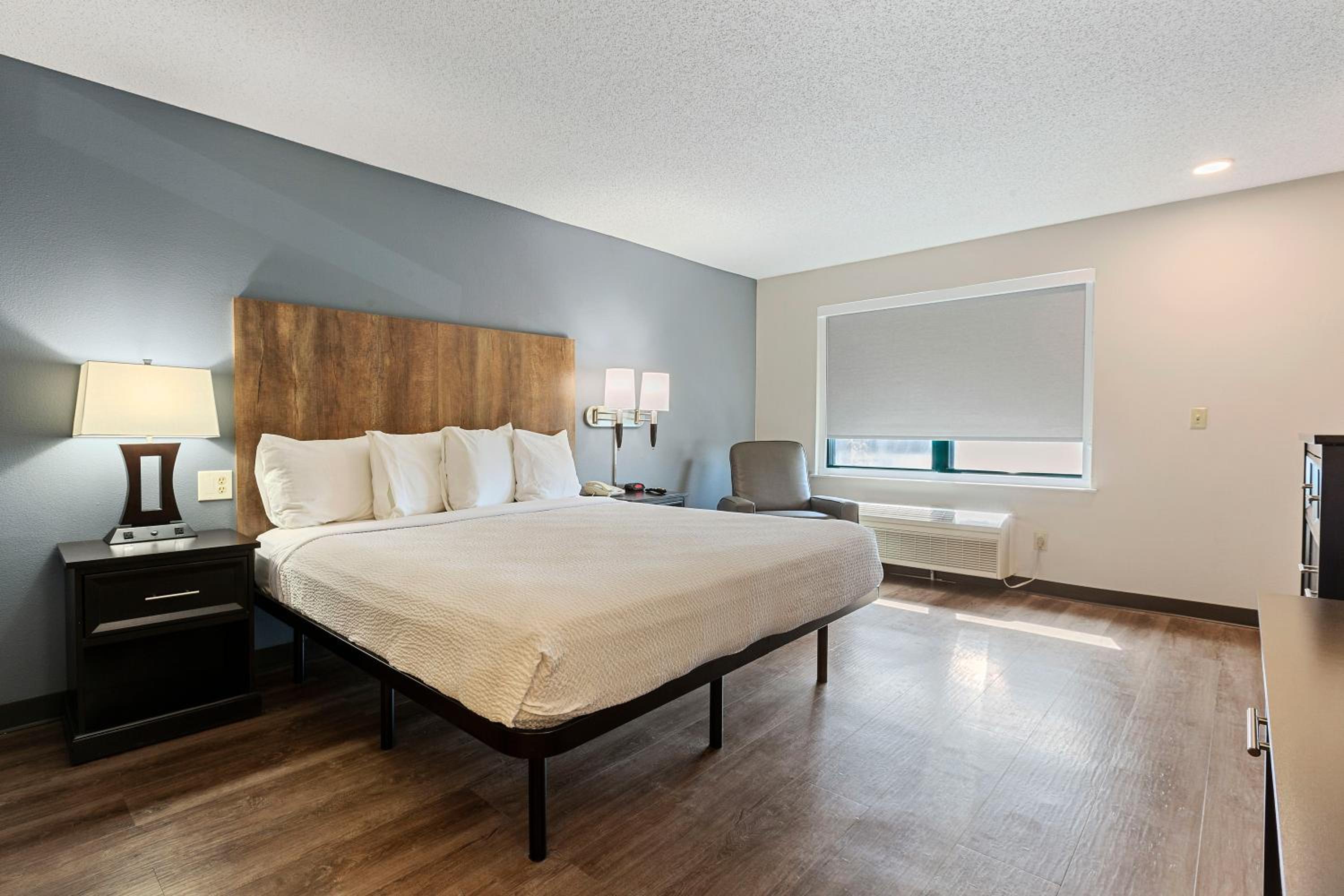 Studio with 1 King Bed - Non-Smoking - Photo 6