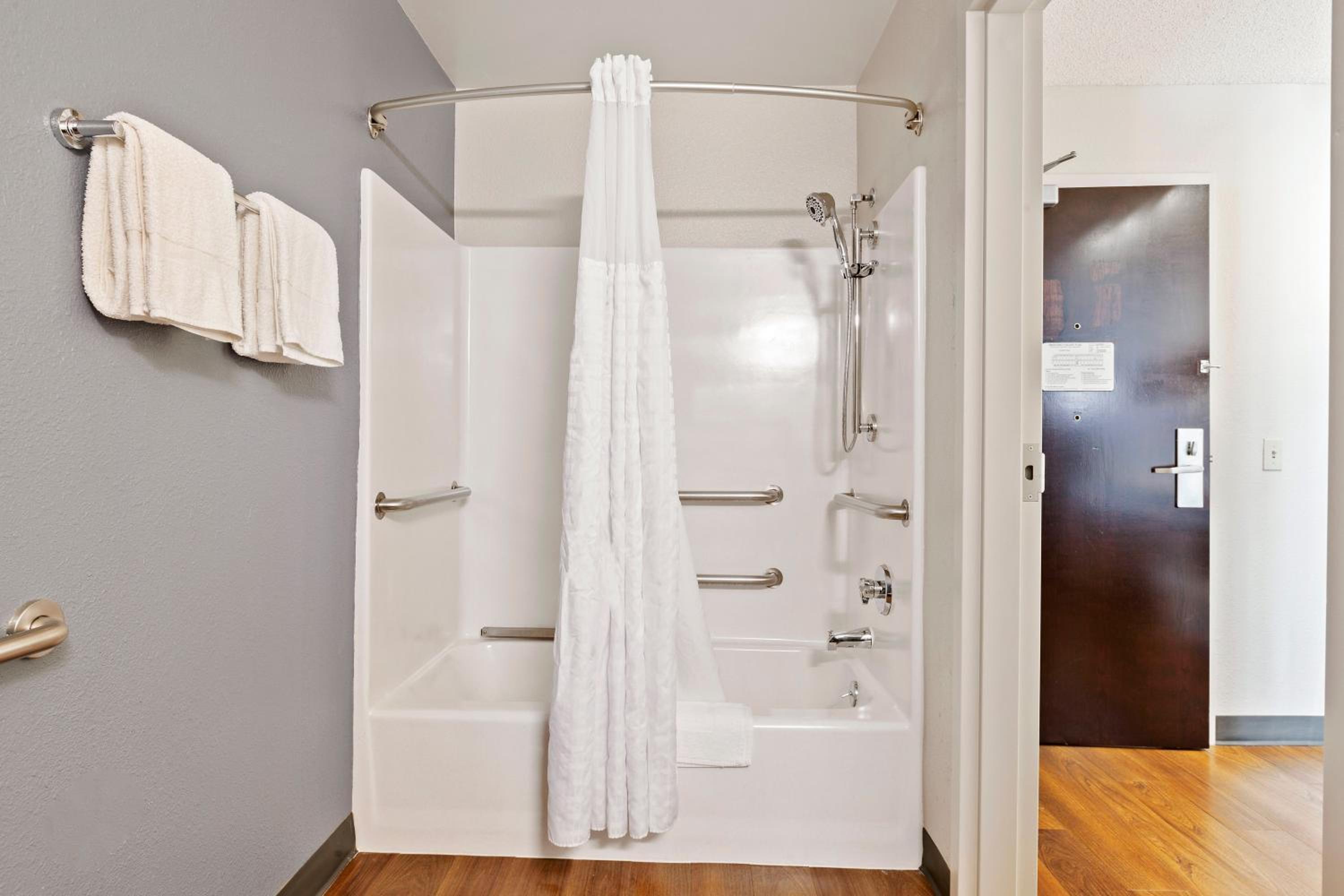 Studio with 1 King Bed - Disability Access - Non-Smoking - Photo 7