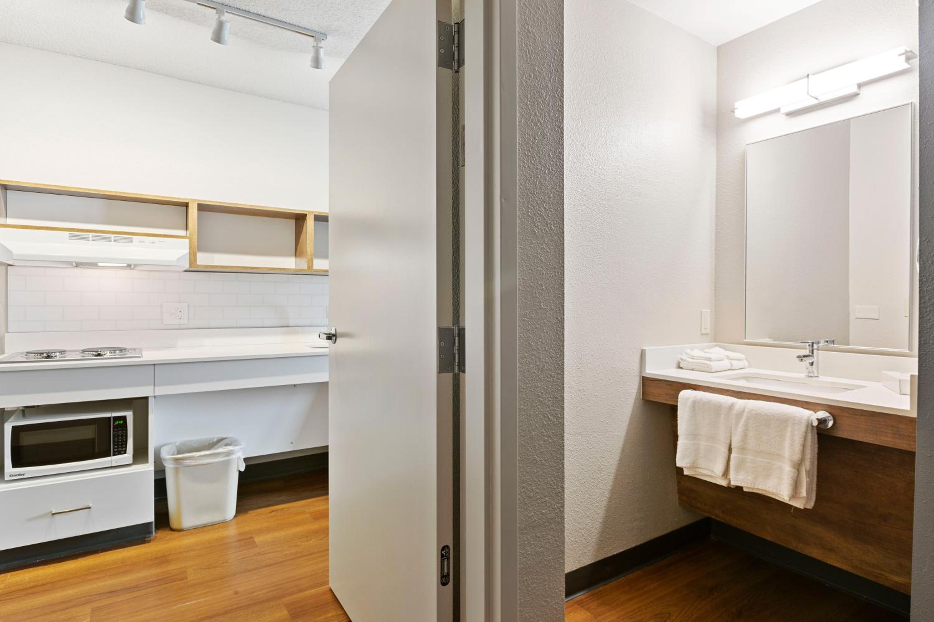 Studio with 1 King Bed - Disability Access - Non-Smoking - Photo 10
