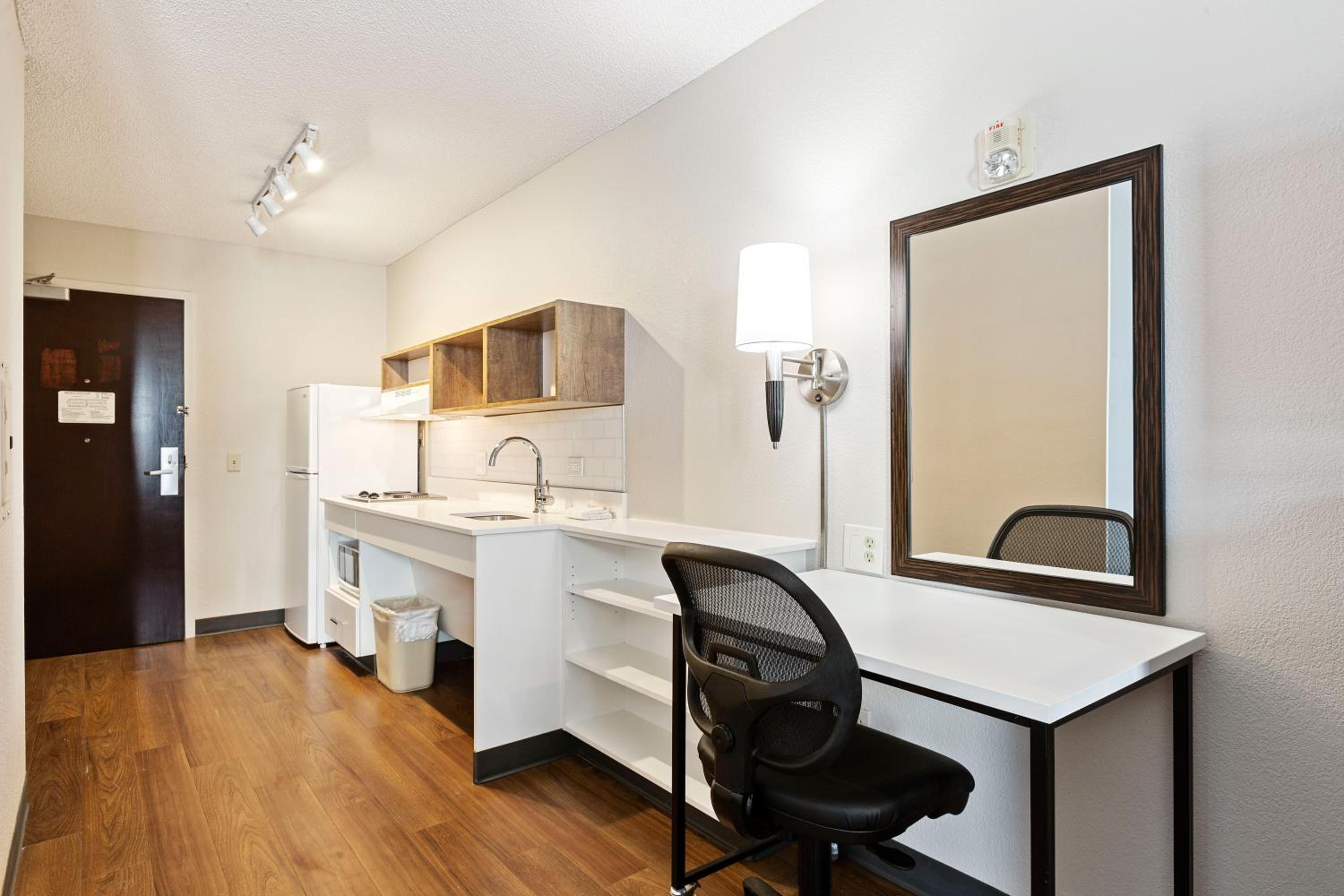 Studio with 1 King Bed - Disability Access - Non-Smoking - Photo 11