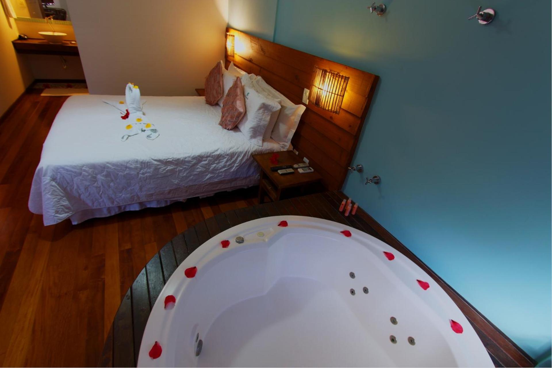 Deluxe Suite with Spa Bath photo 3