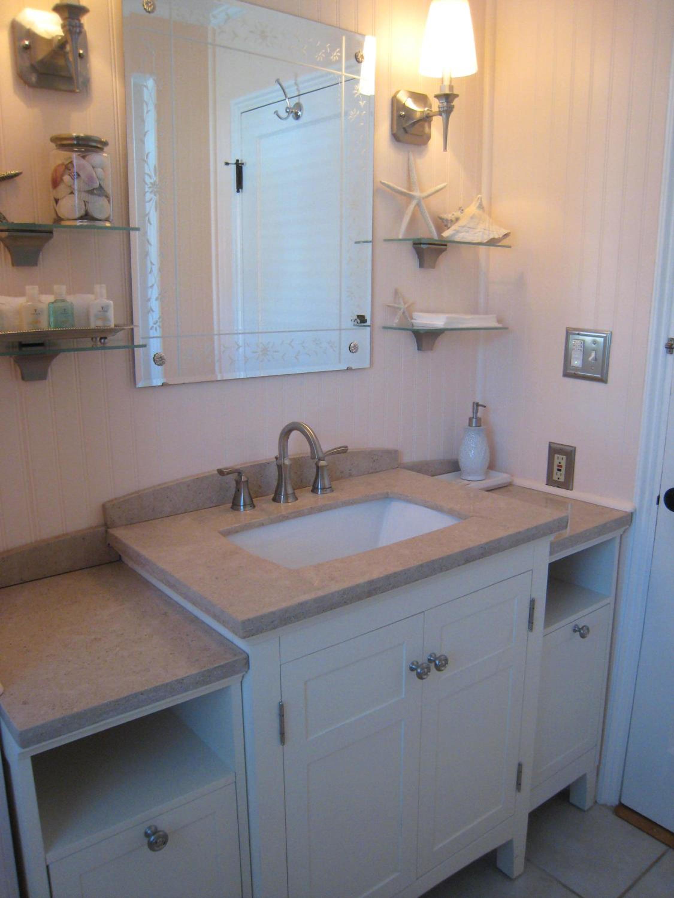 Queen Room with Shared Bathroom photo 2