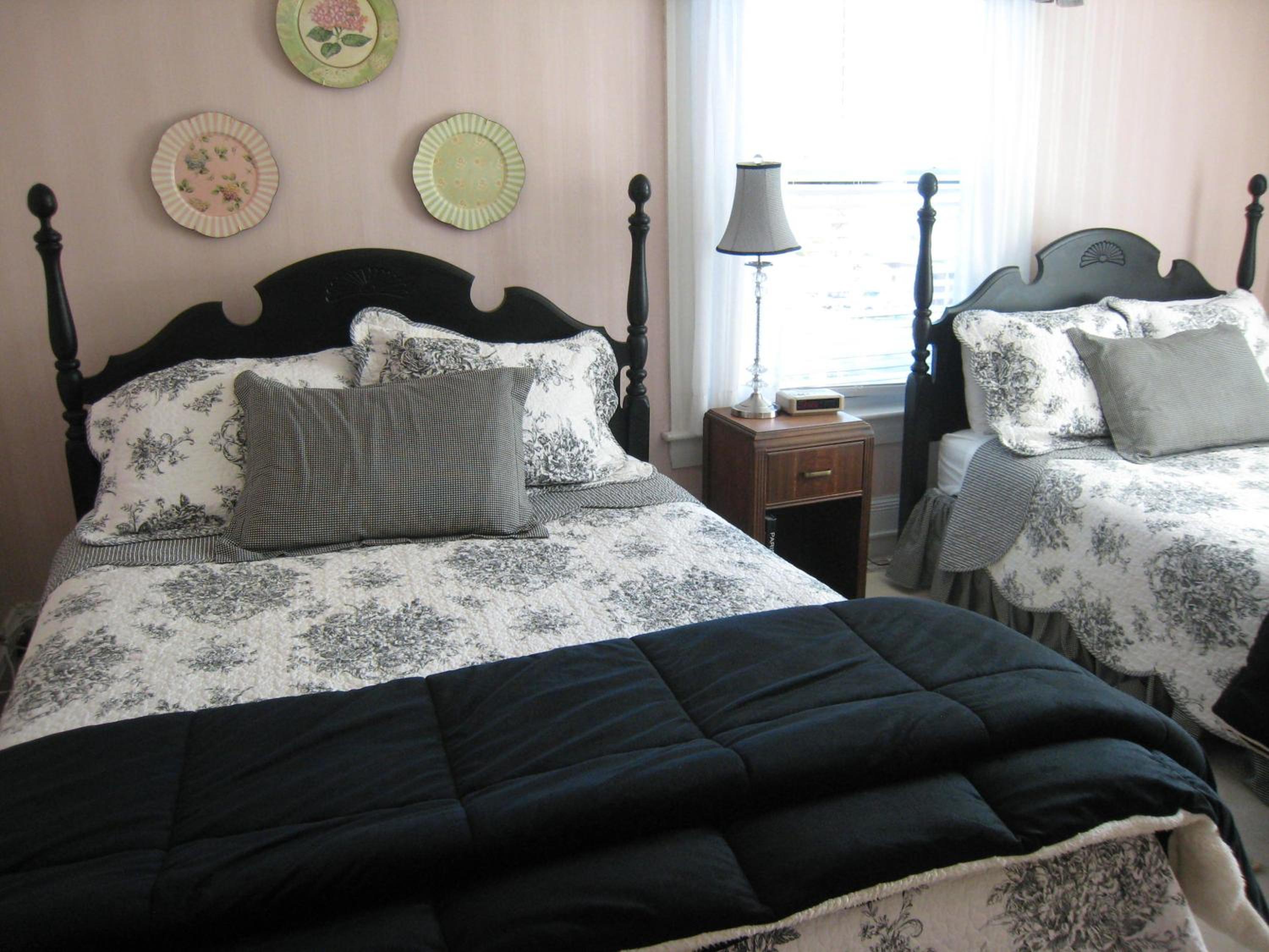 Queen Room with 2 Queen Beds with Shared Bathroom  photo 2