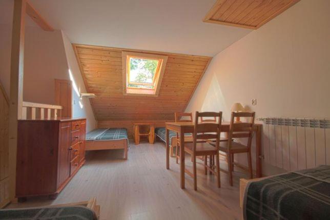 Studio - Split Level - Photo 2