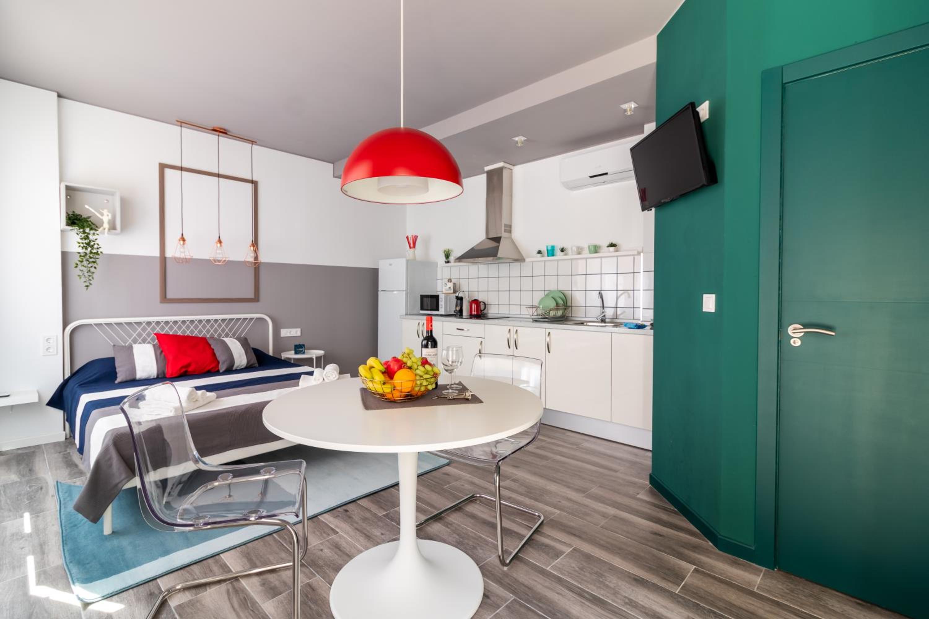 Studio Apartment - Photo 1
