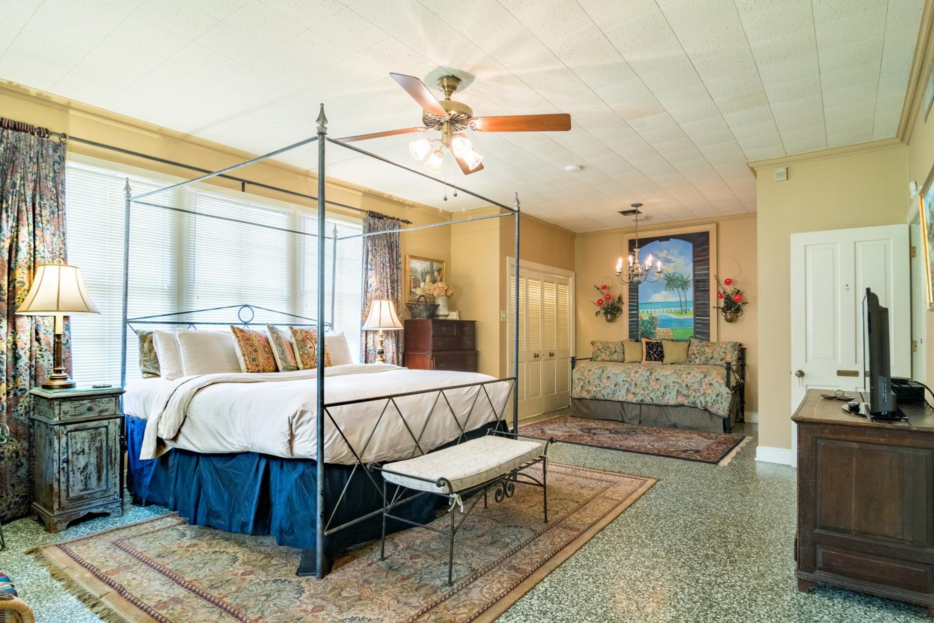 Deluxe King Suite photo 1