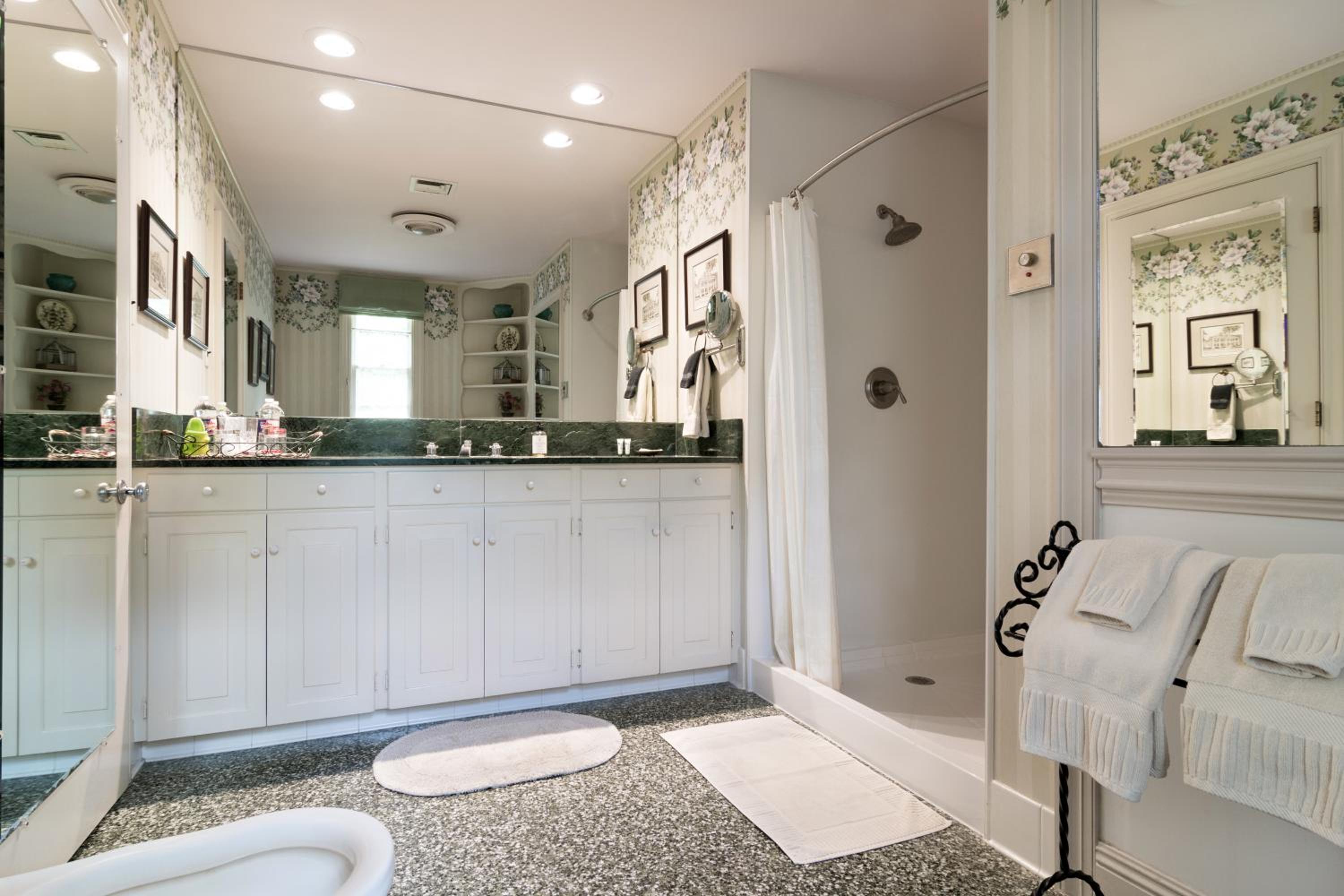 Deluxe King Suite photo 2