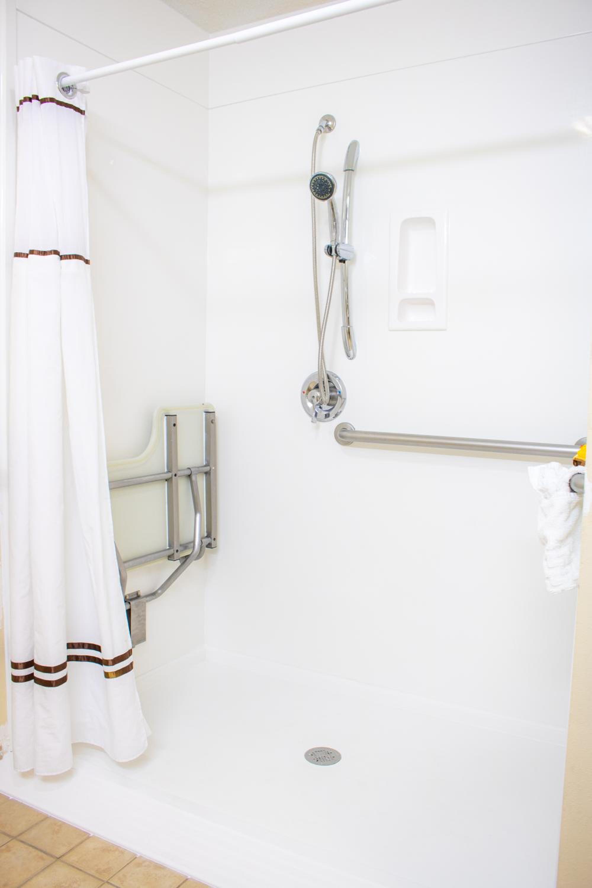 Queen Room with Two Queen Beds with Roll-In Shower - Mobility Access - Photo 7