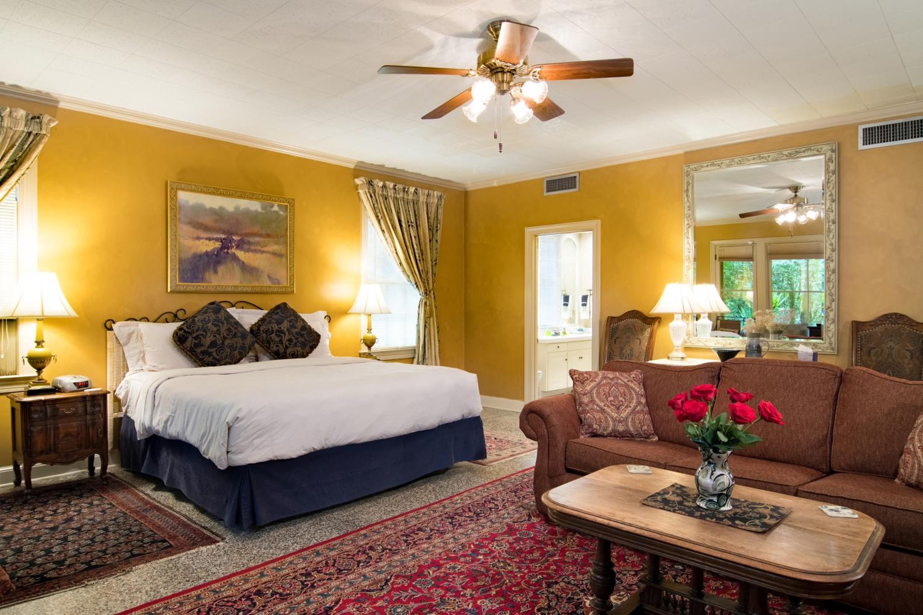 Deluxe King Suite photo 1