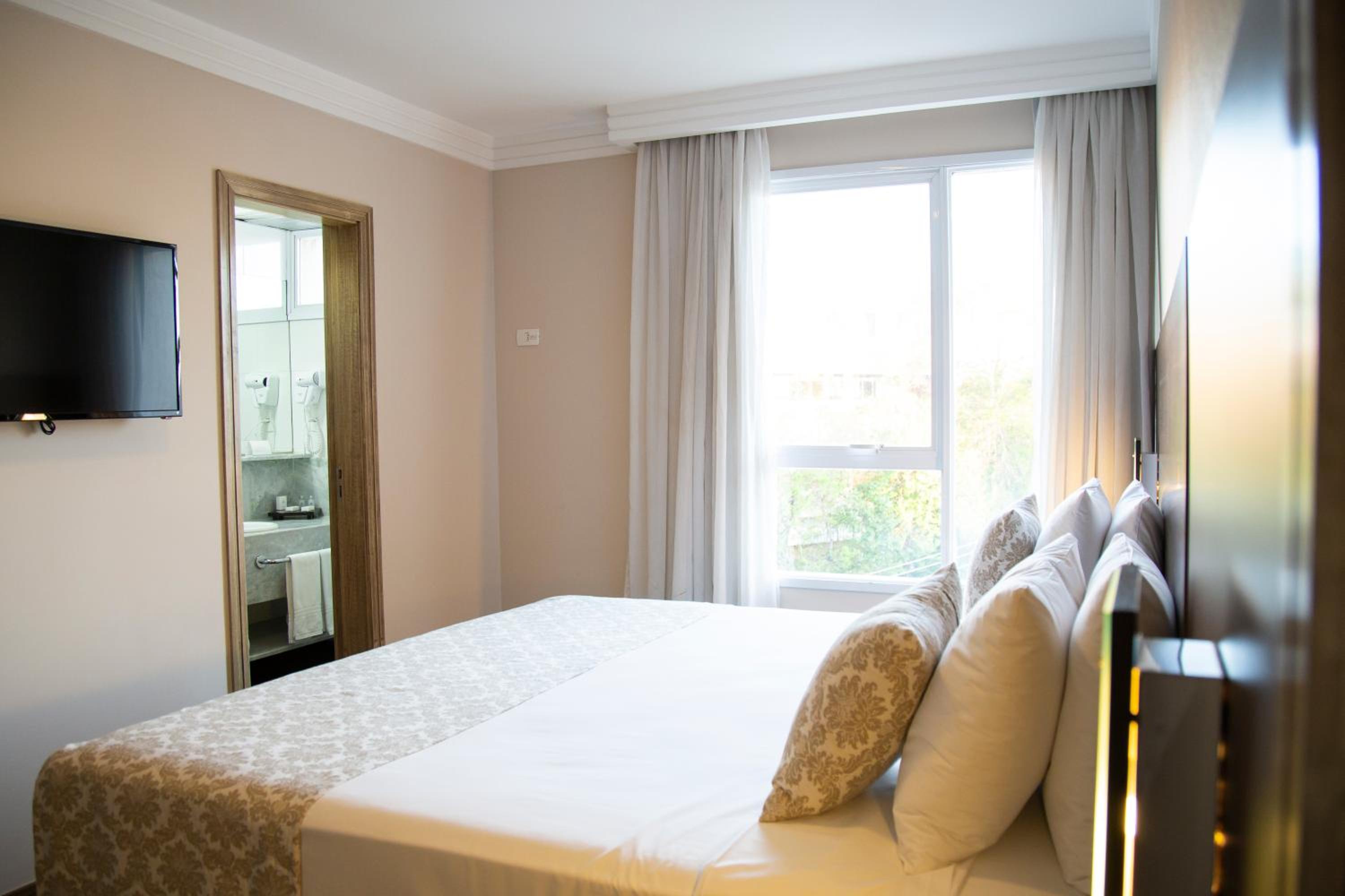 Deluxe Queen Room photo 2