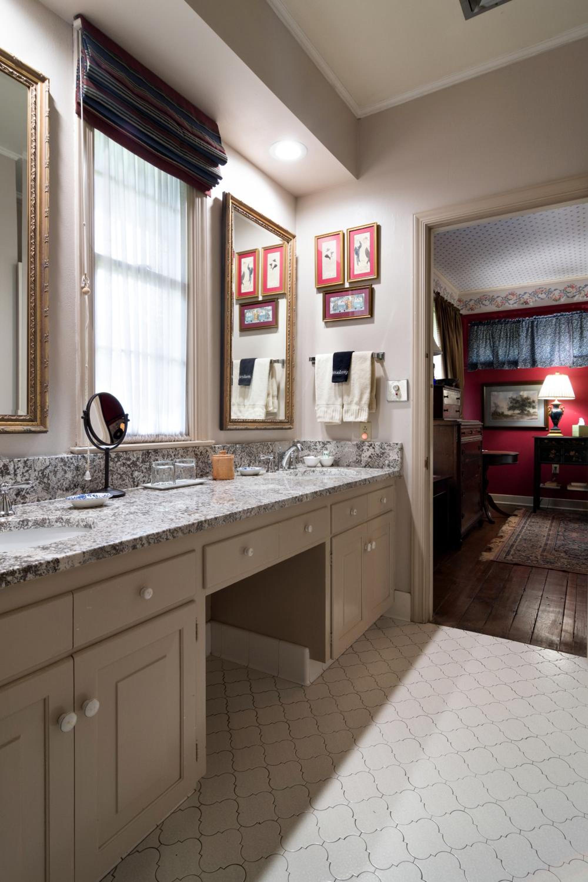 Deluxe Queen Suite photo 2