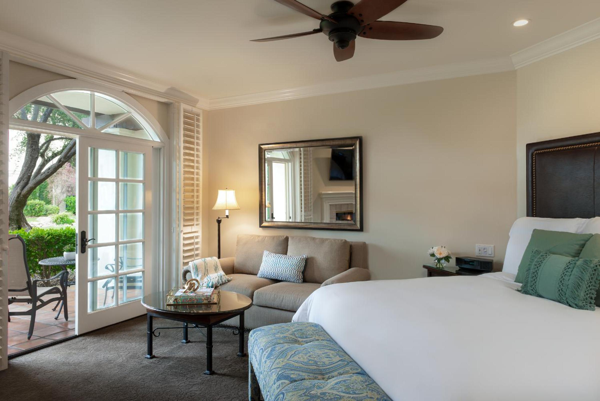 King Suite with Spa Bath - Photo 1