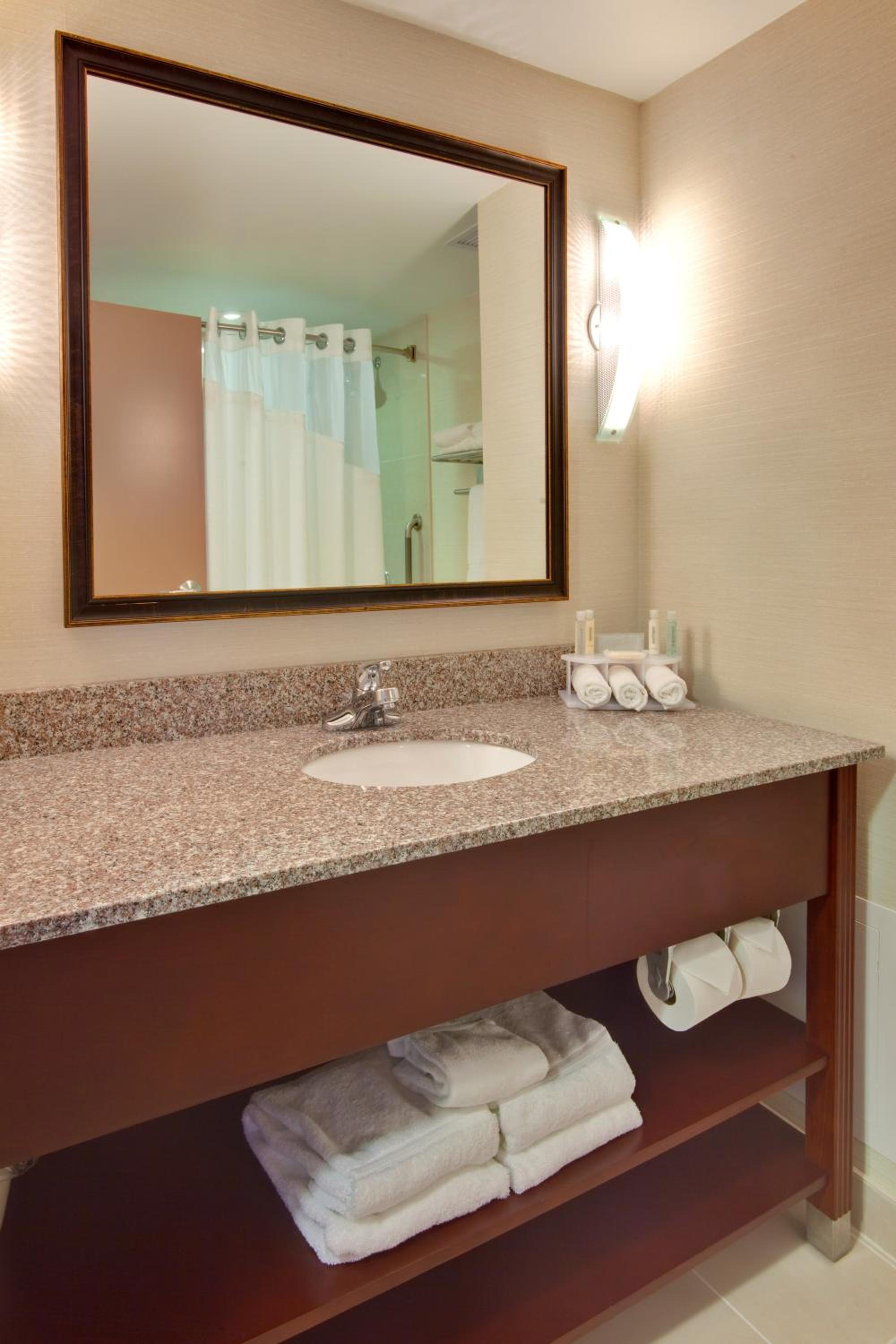Standard Room with Two Queen Beds - Photo 2