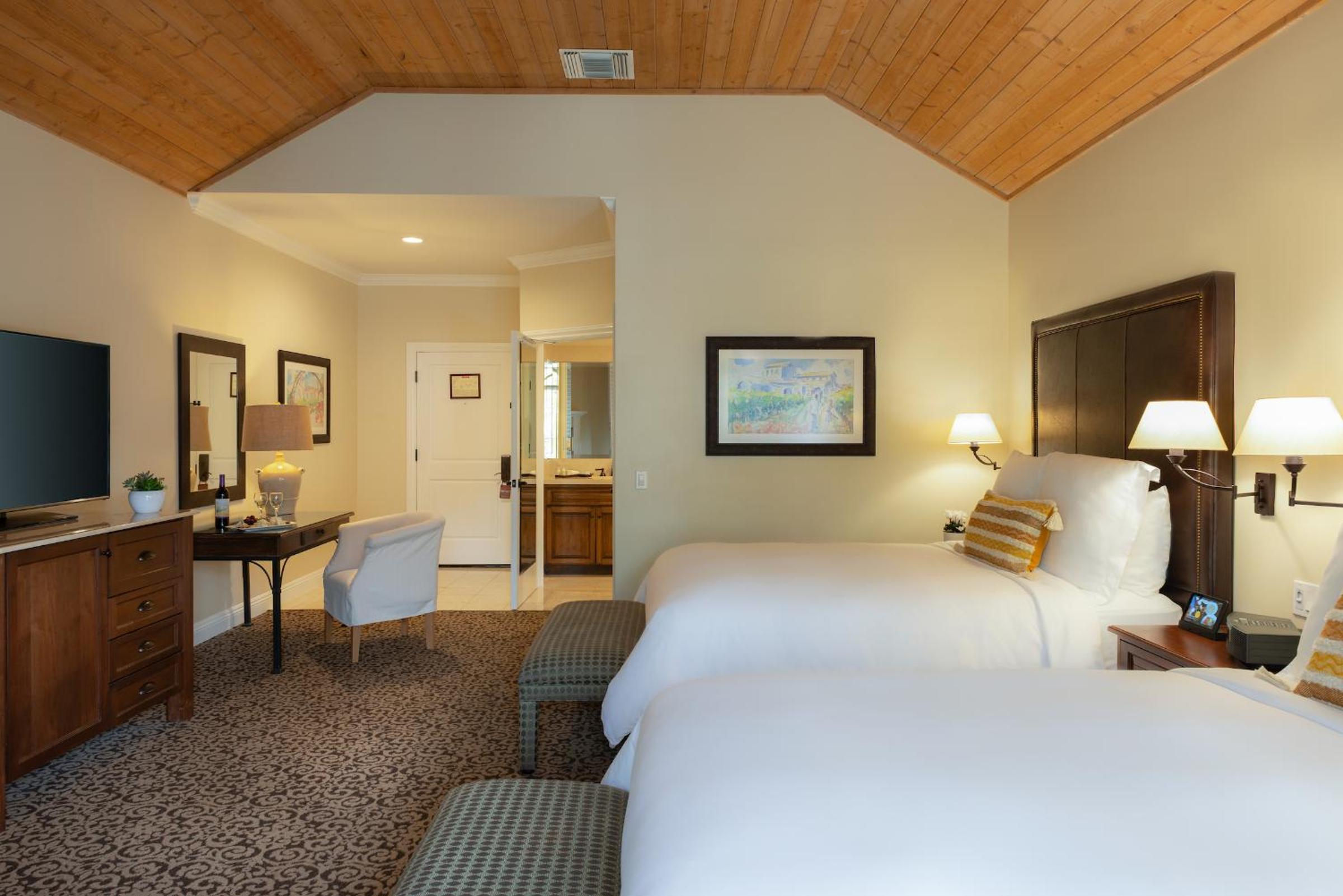 Queen Suite with Spa Bath - Photo 4