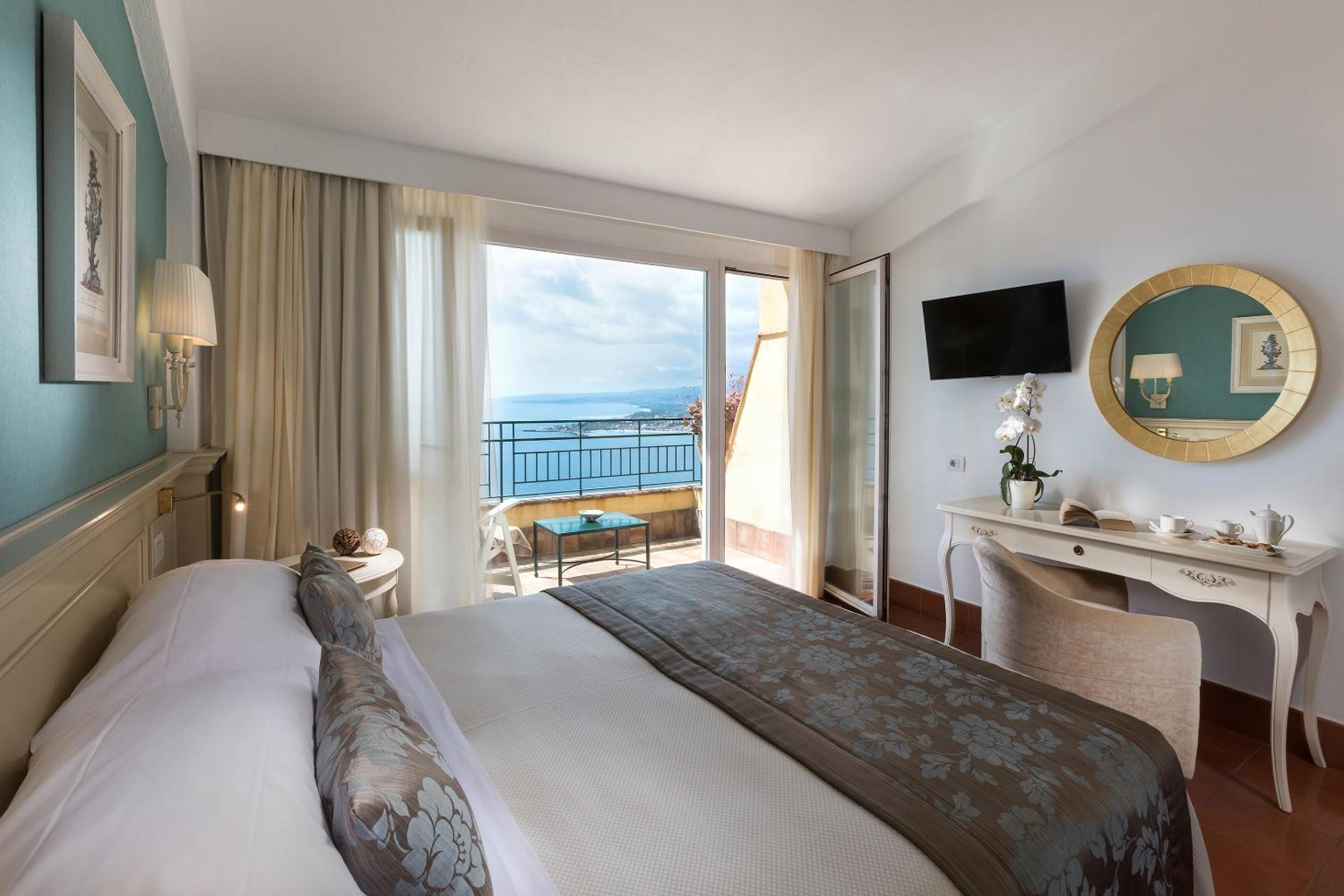 Double or Twin Room with Balcony and Sea View - Photo 3