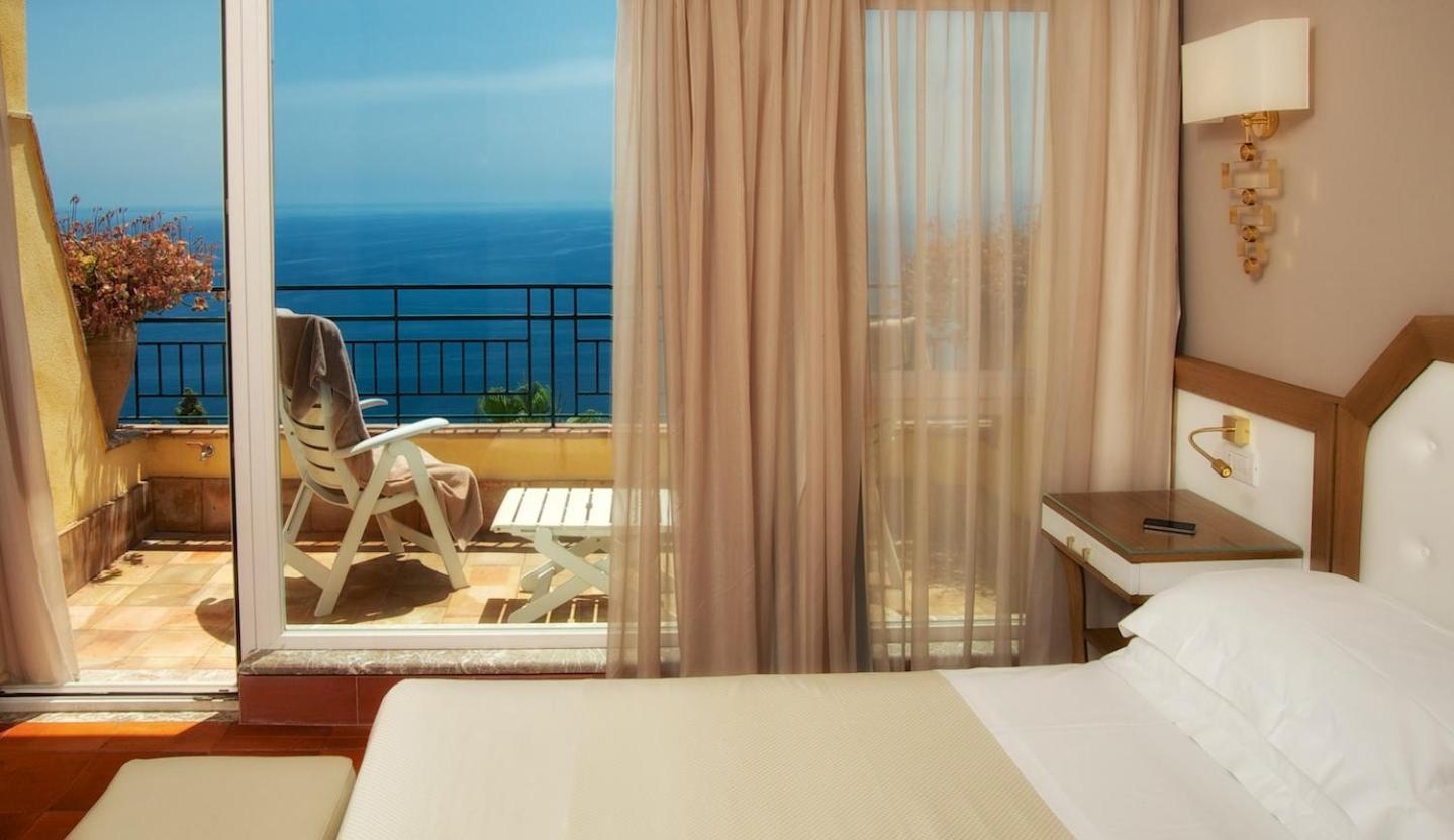 Double or Twin Room with Balcony and Sea View - Photo 2