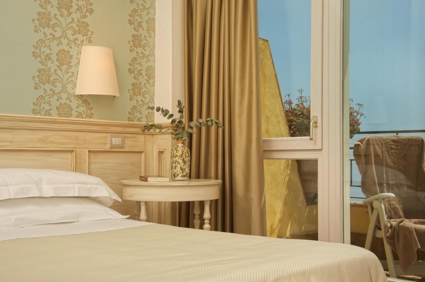 Double or Twin Room with Balcony and Sea View - Photo 1