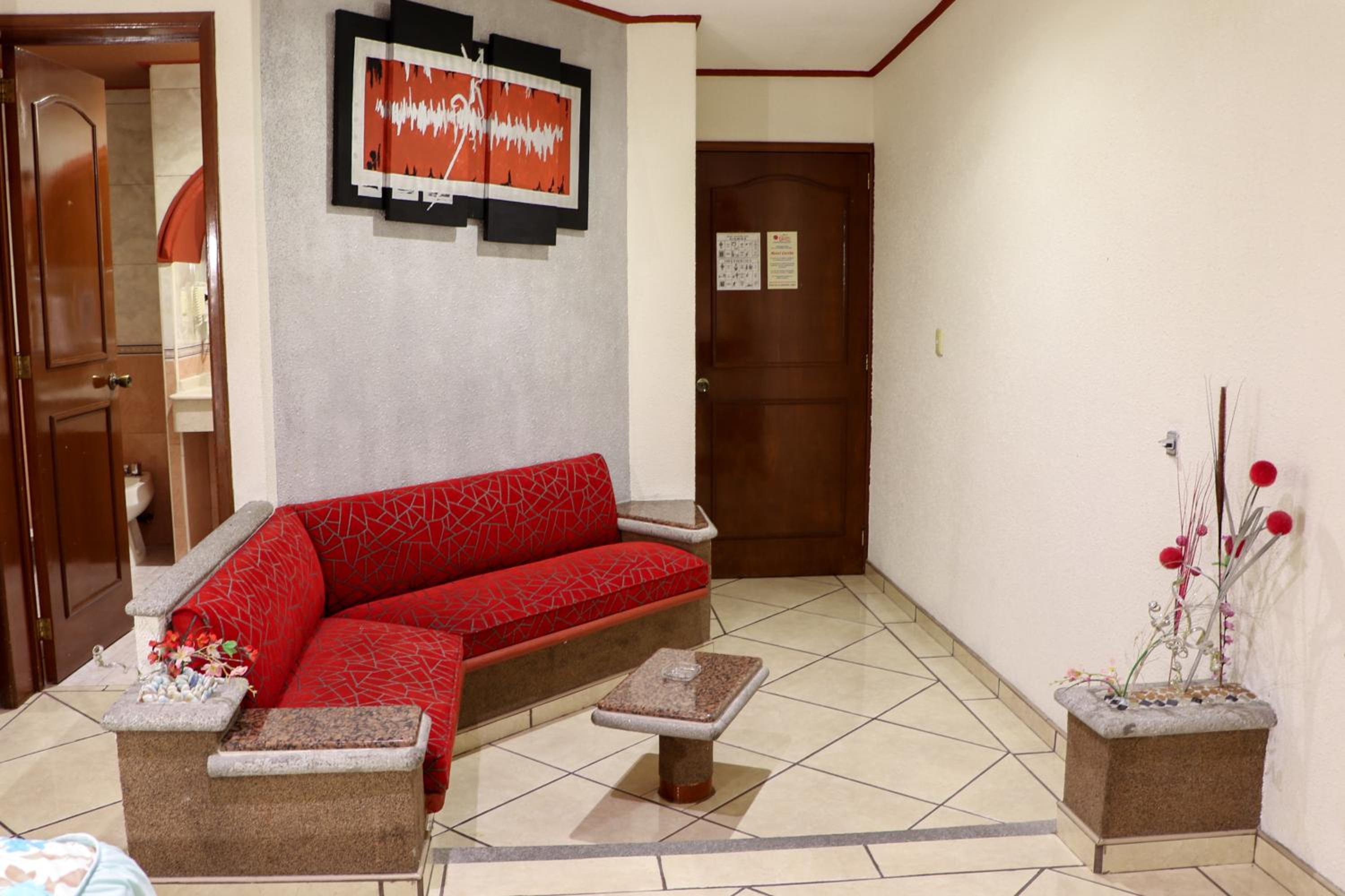 Standard King Room - Photo 15