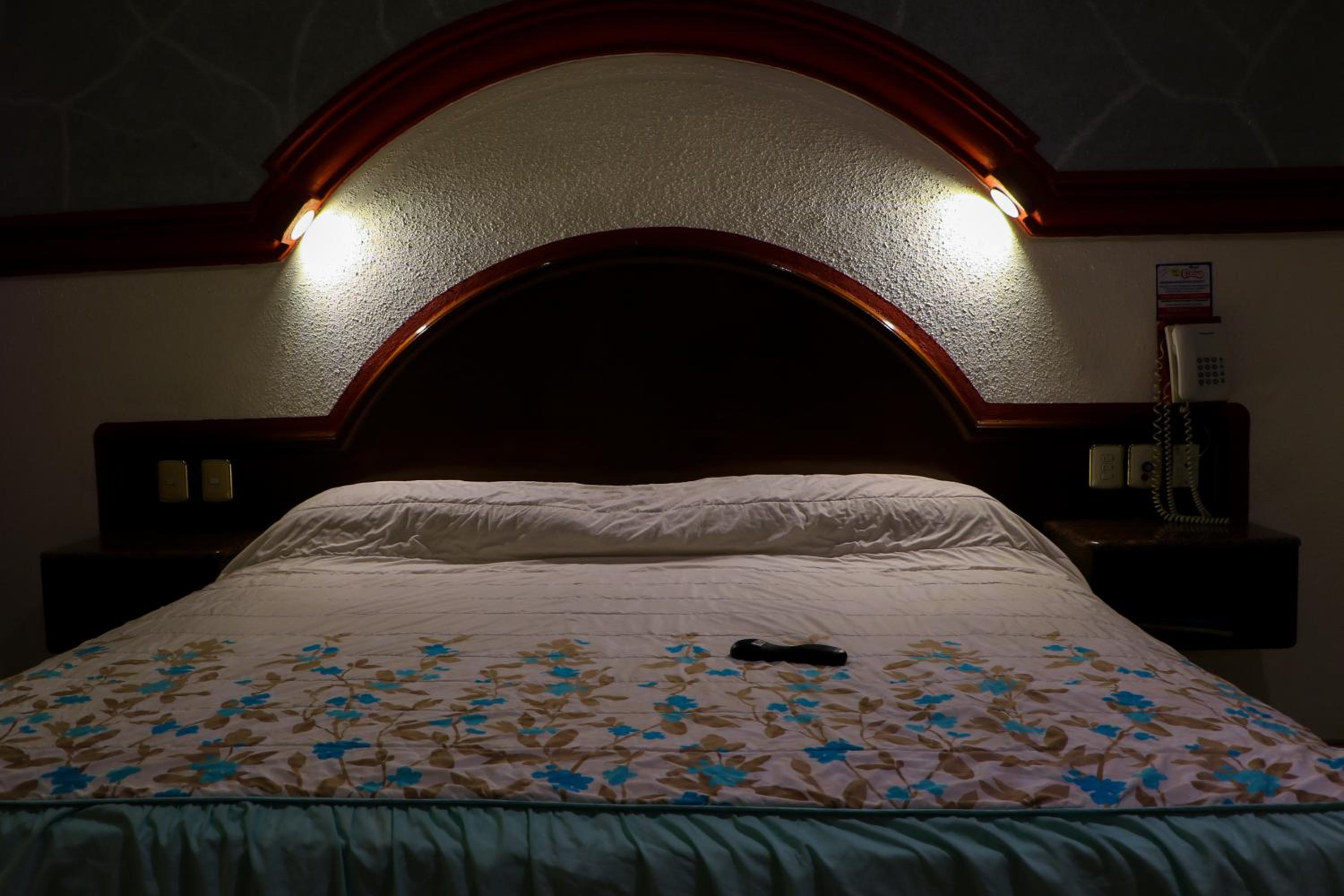 Standard King Room - Photo 14