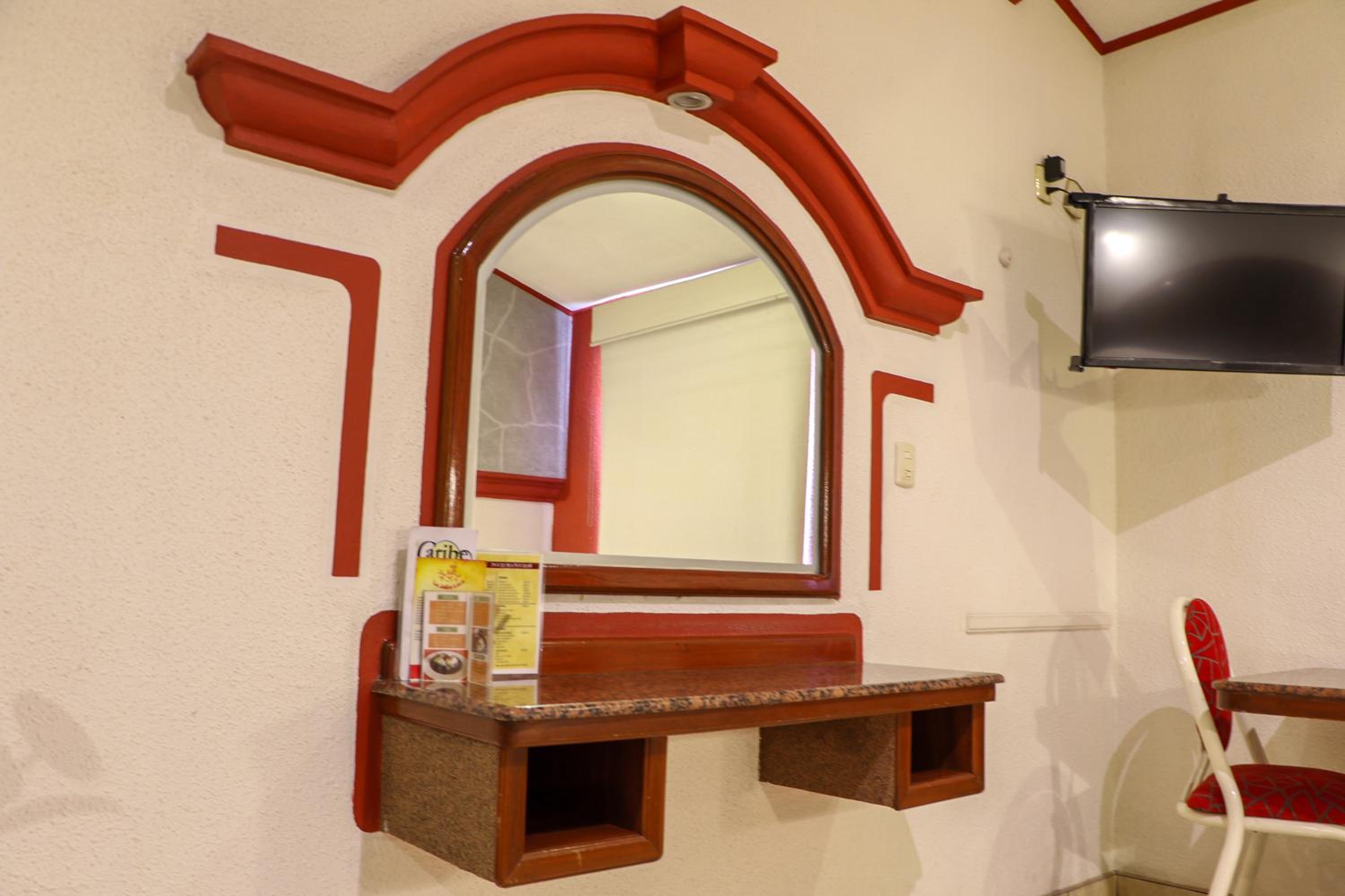 Standard King Room - Photo 13