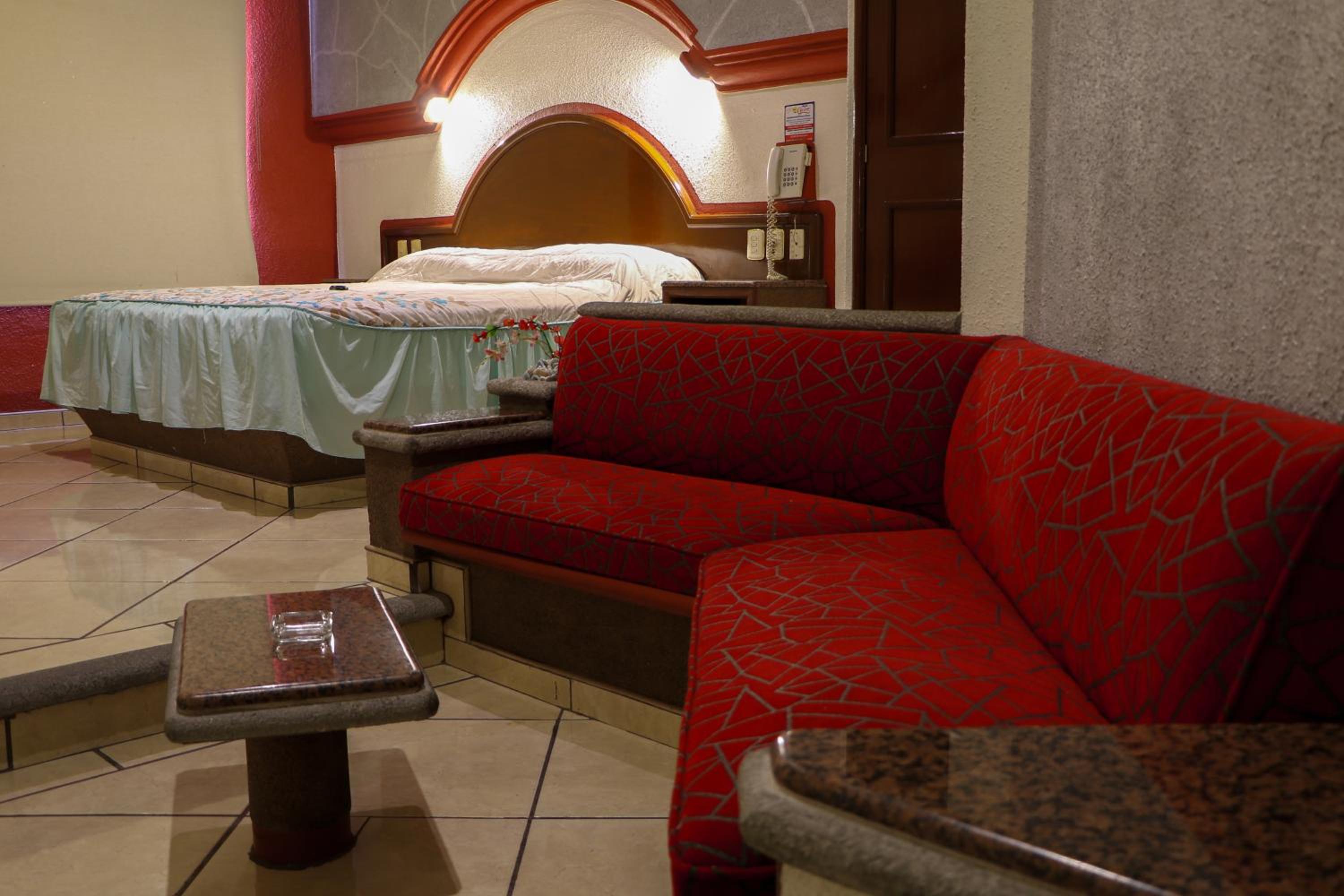 Standard King Room - Photo 12