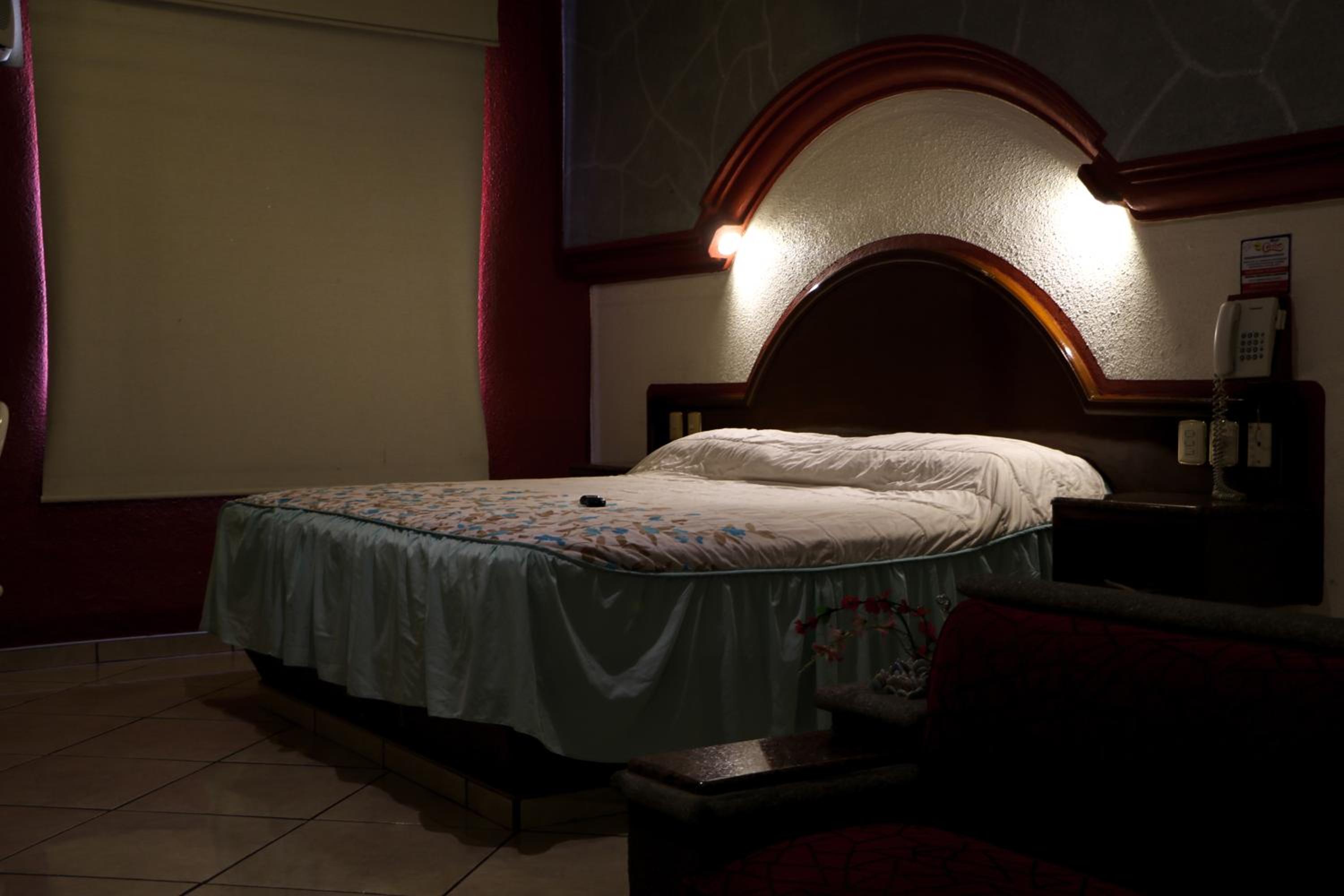 Standard King Room - Photo 11