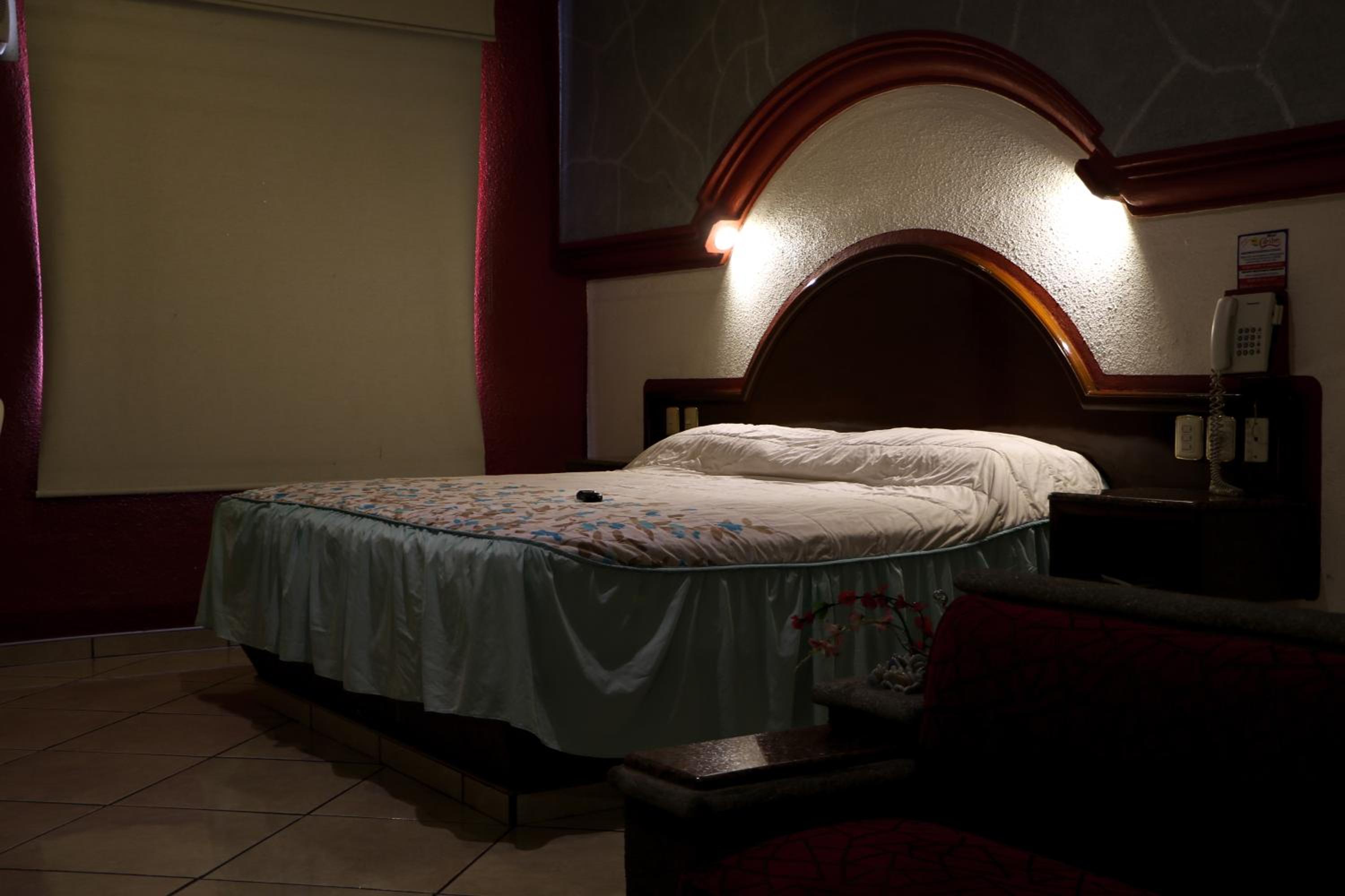Standard King Room - Photo 10