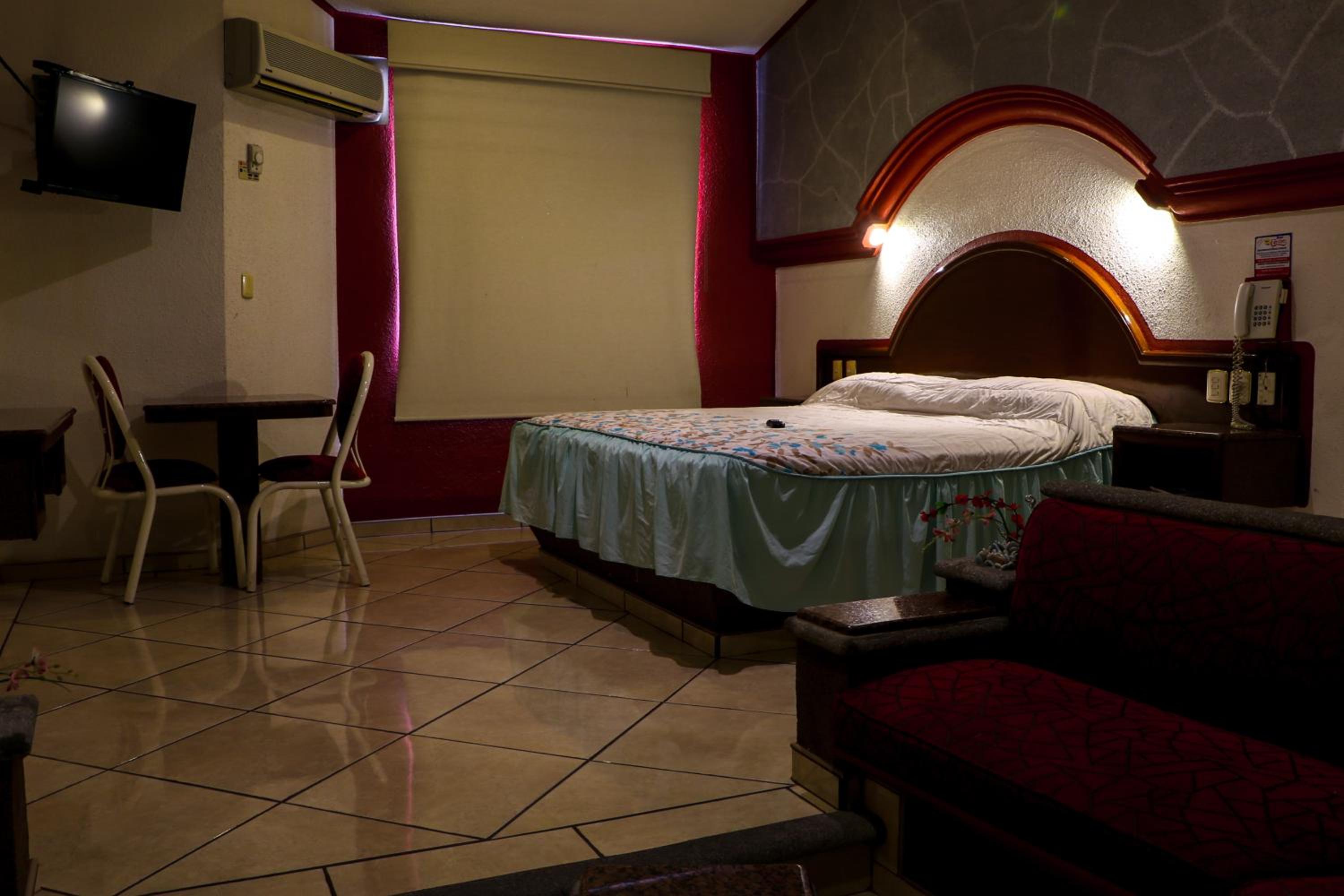Standard King Room - Photo 9