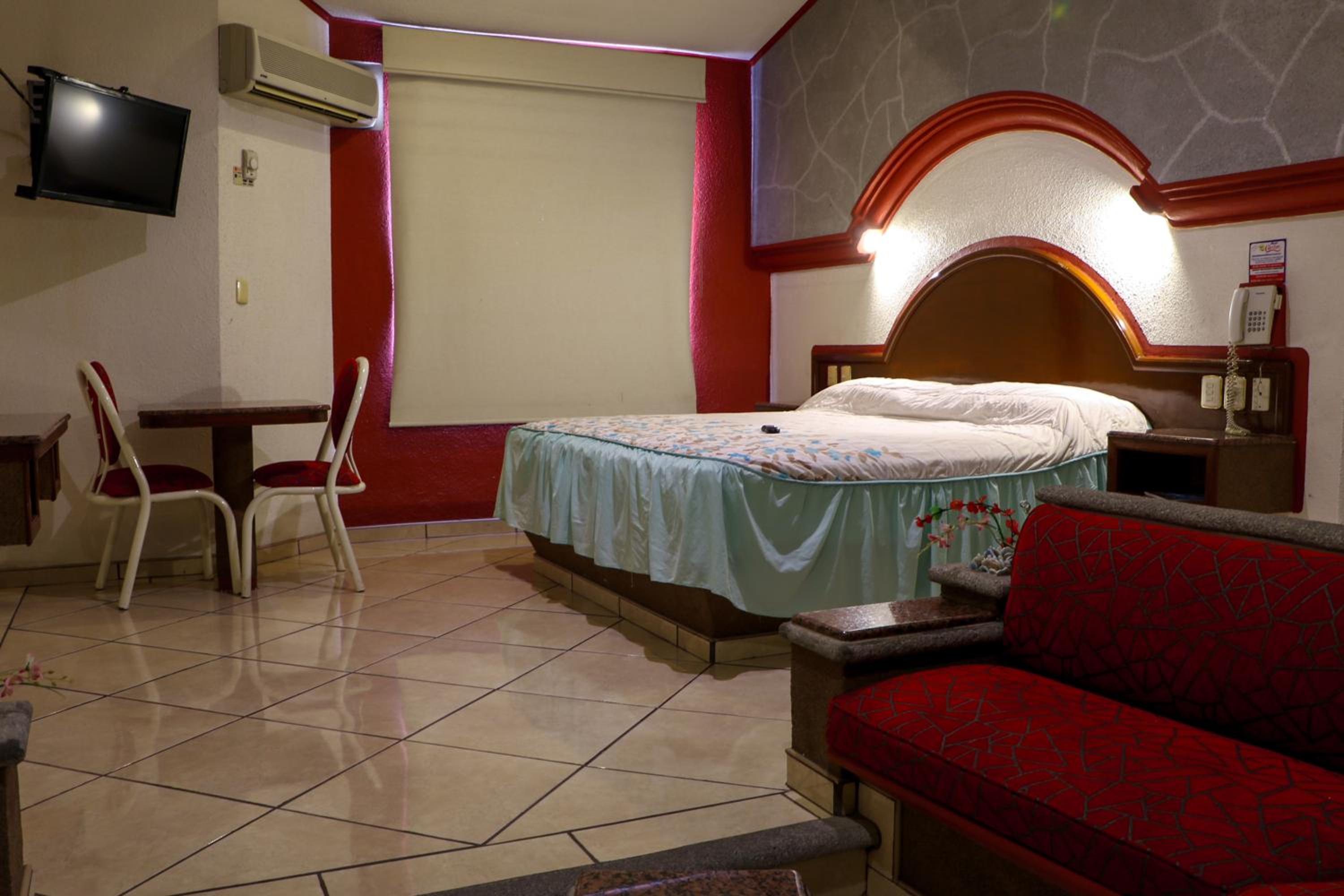 Standard King Room - Photo 8