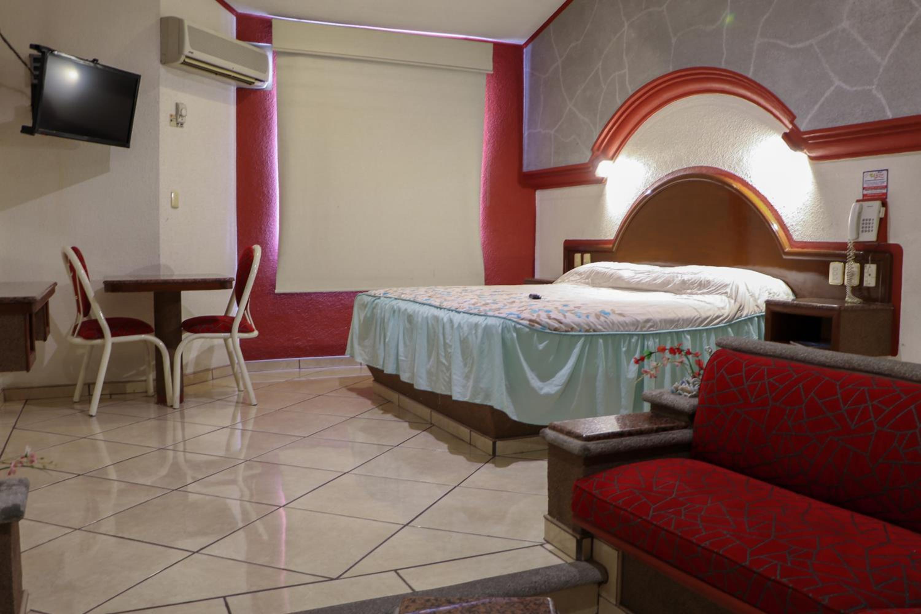 Standard King Room - Photo 7