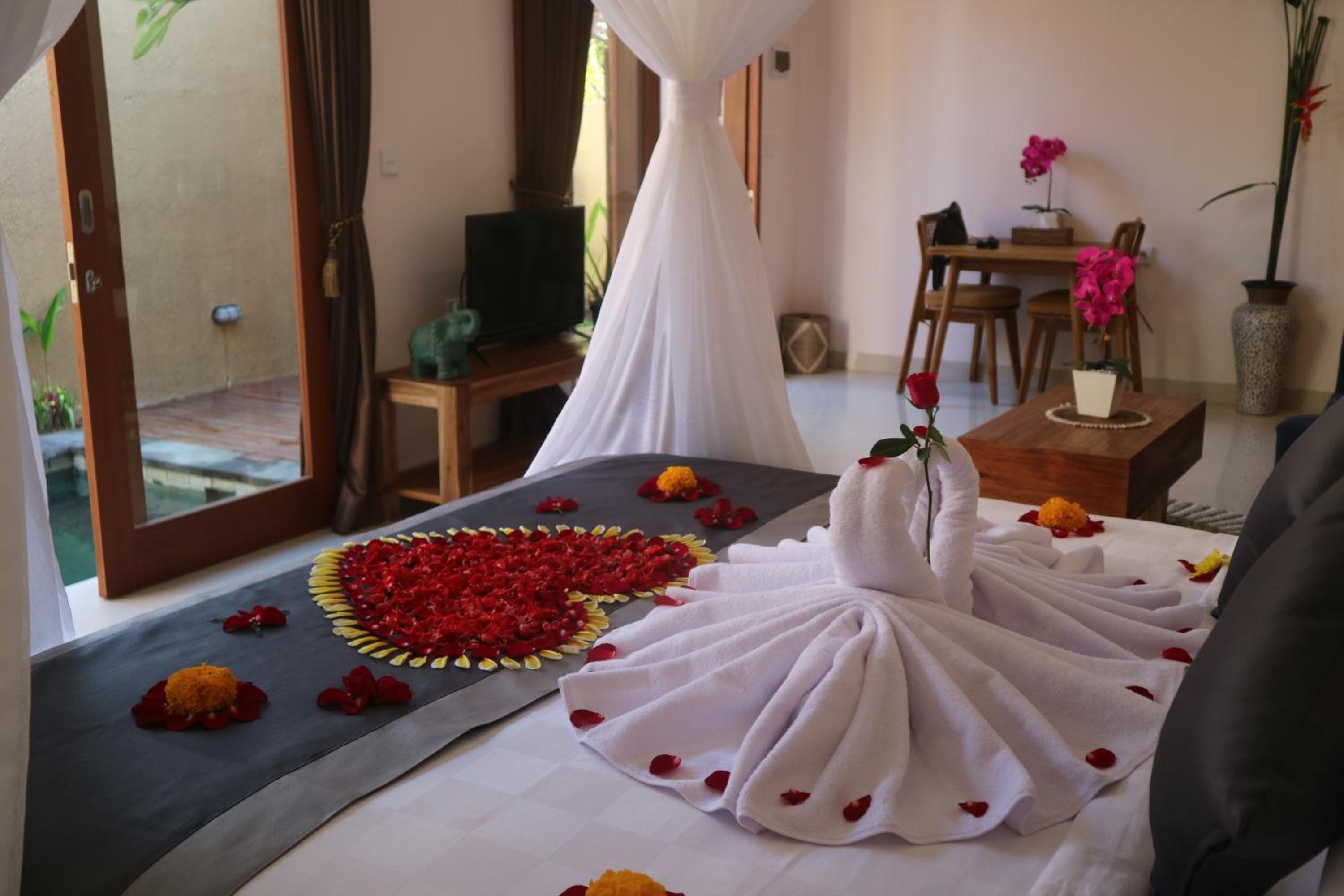 Junior Suite with Private Pool - Photo 35