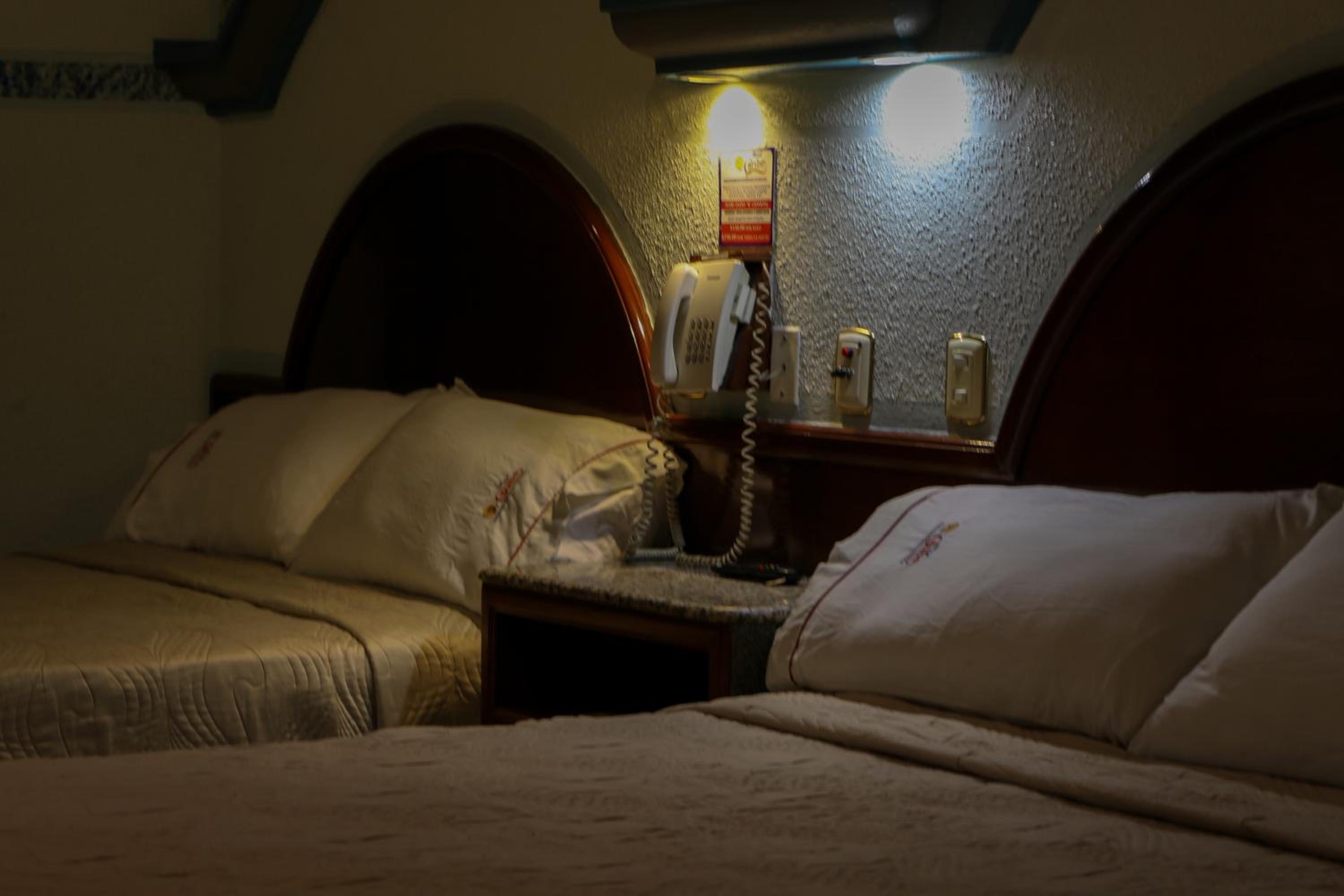 Twin Room with Bath - Photo 5